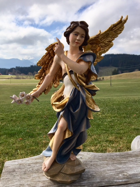 Erzengel Gabriel aus Holz geschnitzt