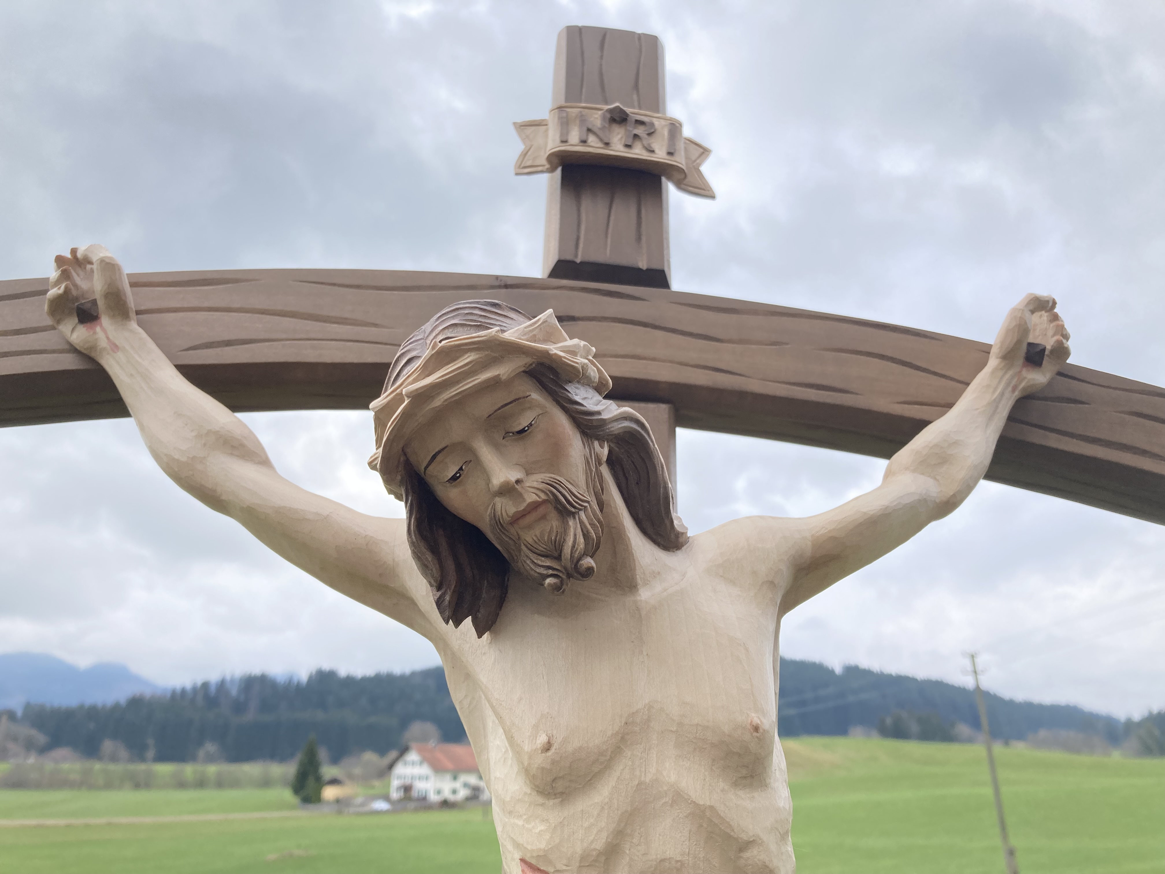 großer geschnitzter Christus am Kreuz