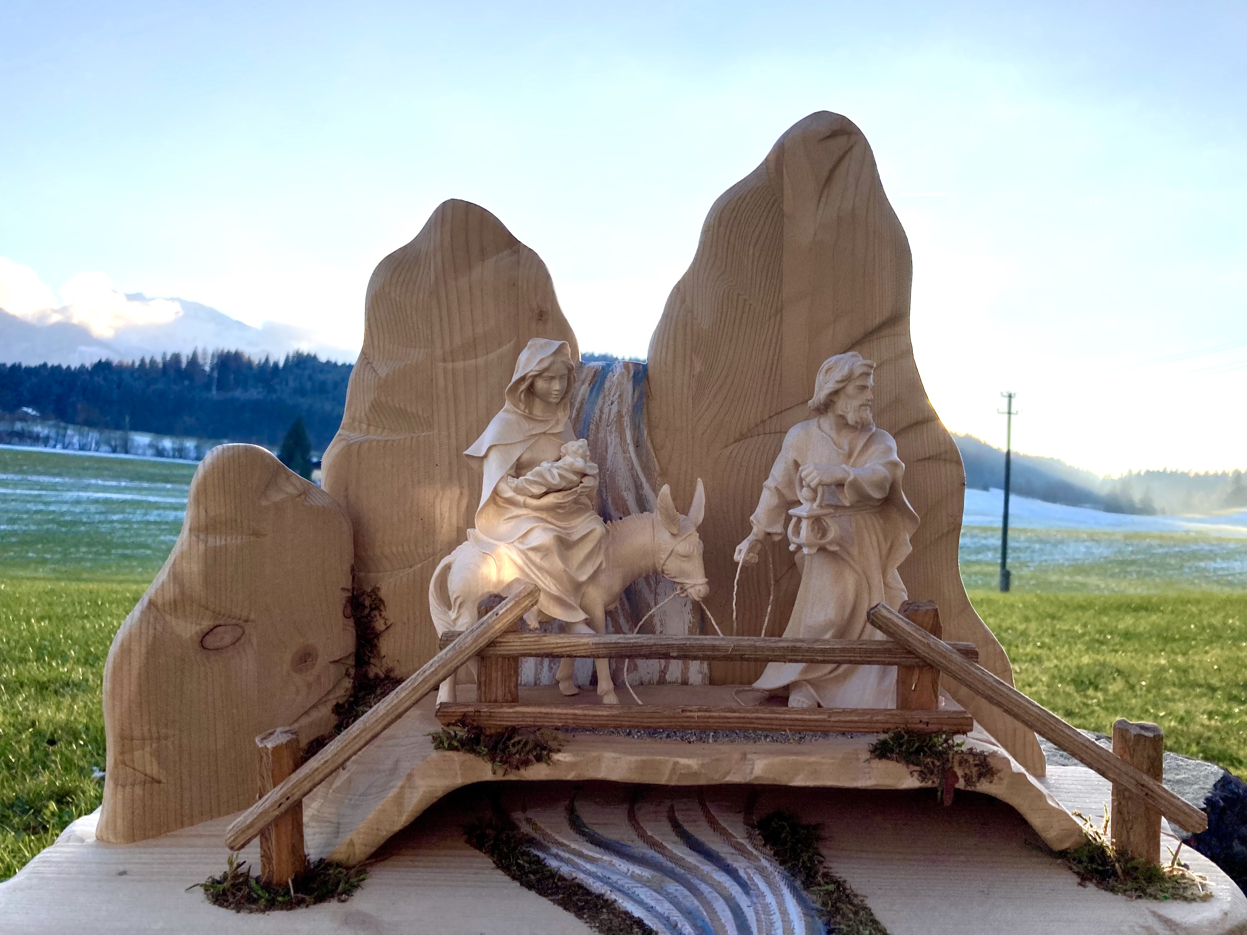 Flucht nach Ägypten mit Kulisse, holzgeschnitzt, Figuren 15 cm