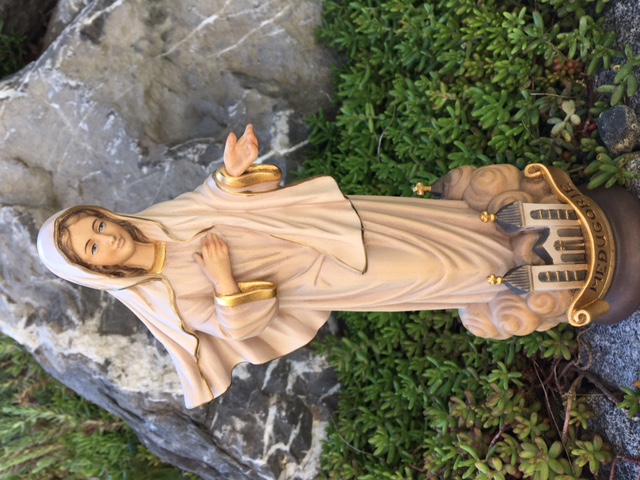 Madonna Medugorje mit Kirche aus Holz geschnitzt 