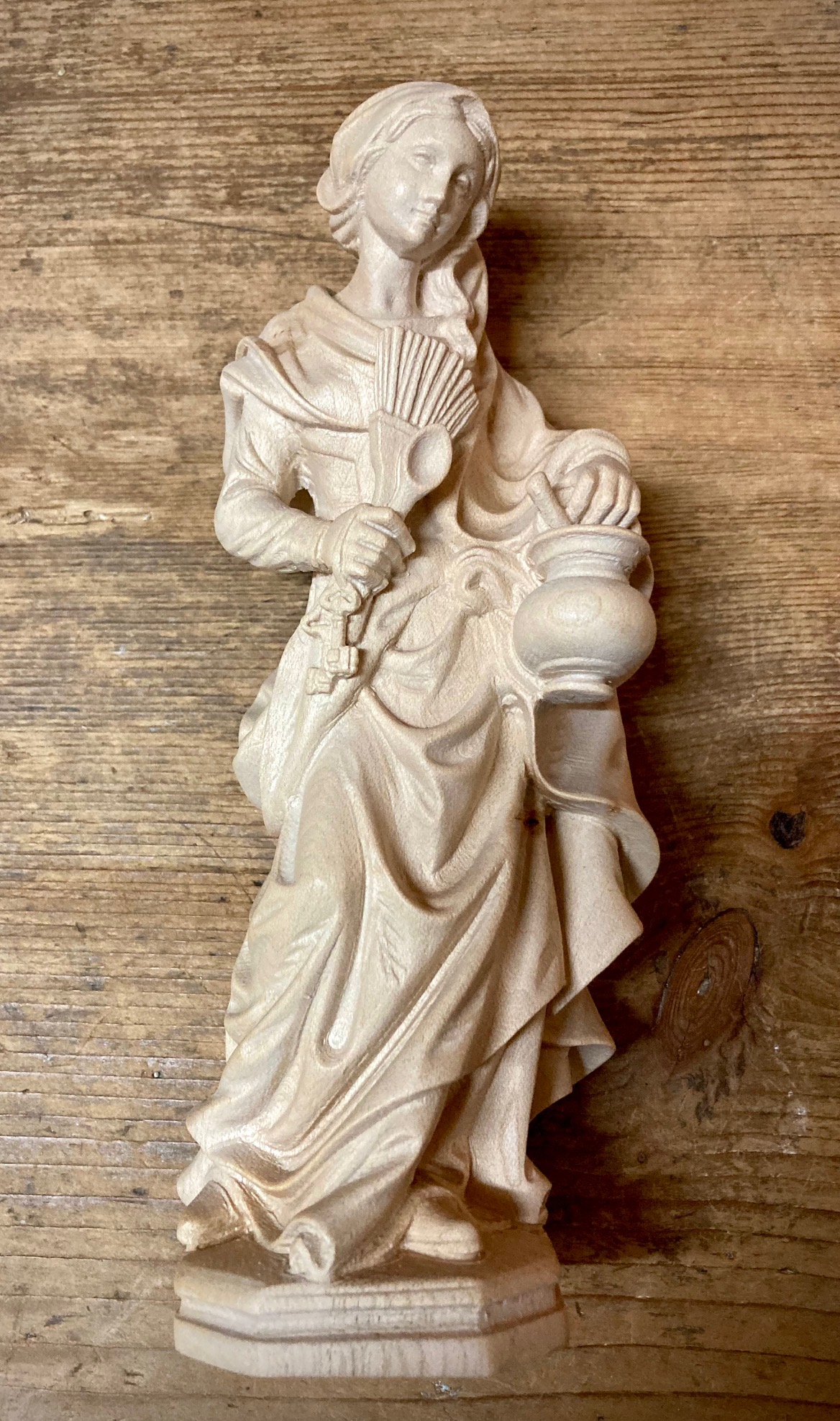 Hl. Martha, aus Holz geschnitzte Figur