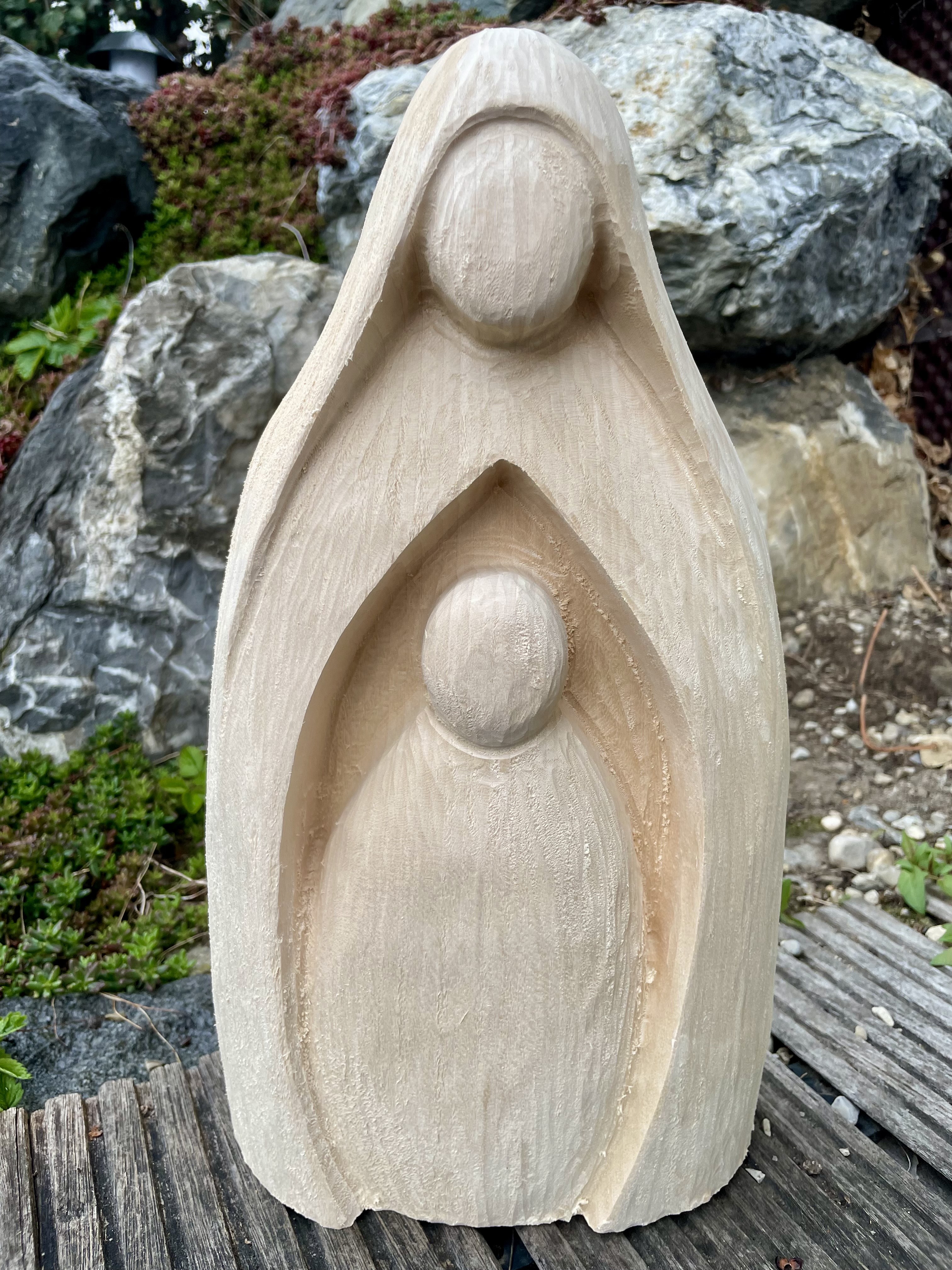 Schutzmantelmadonna, moderne Skulptur,  Holzrohling 