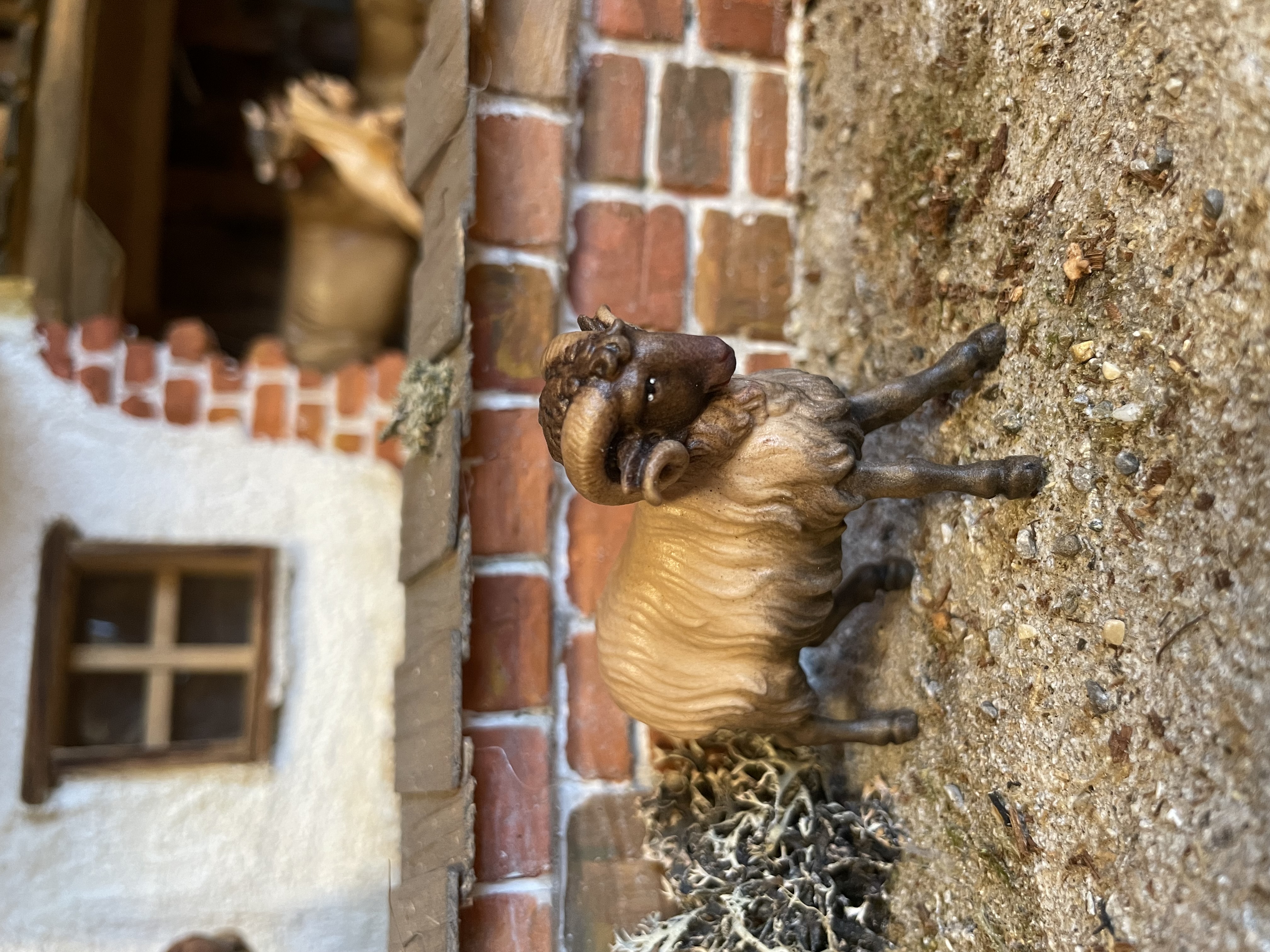 Schwarzköpfiger Widder, Heimatliche Krippe, holzgeschnitzt  