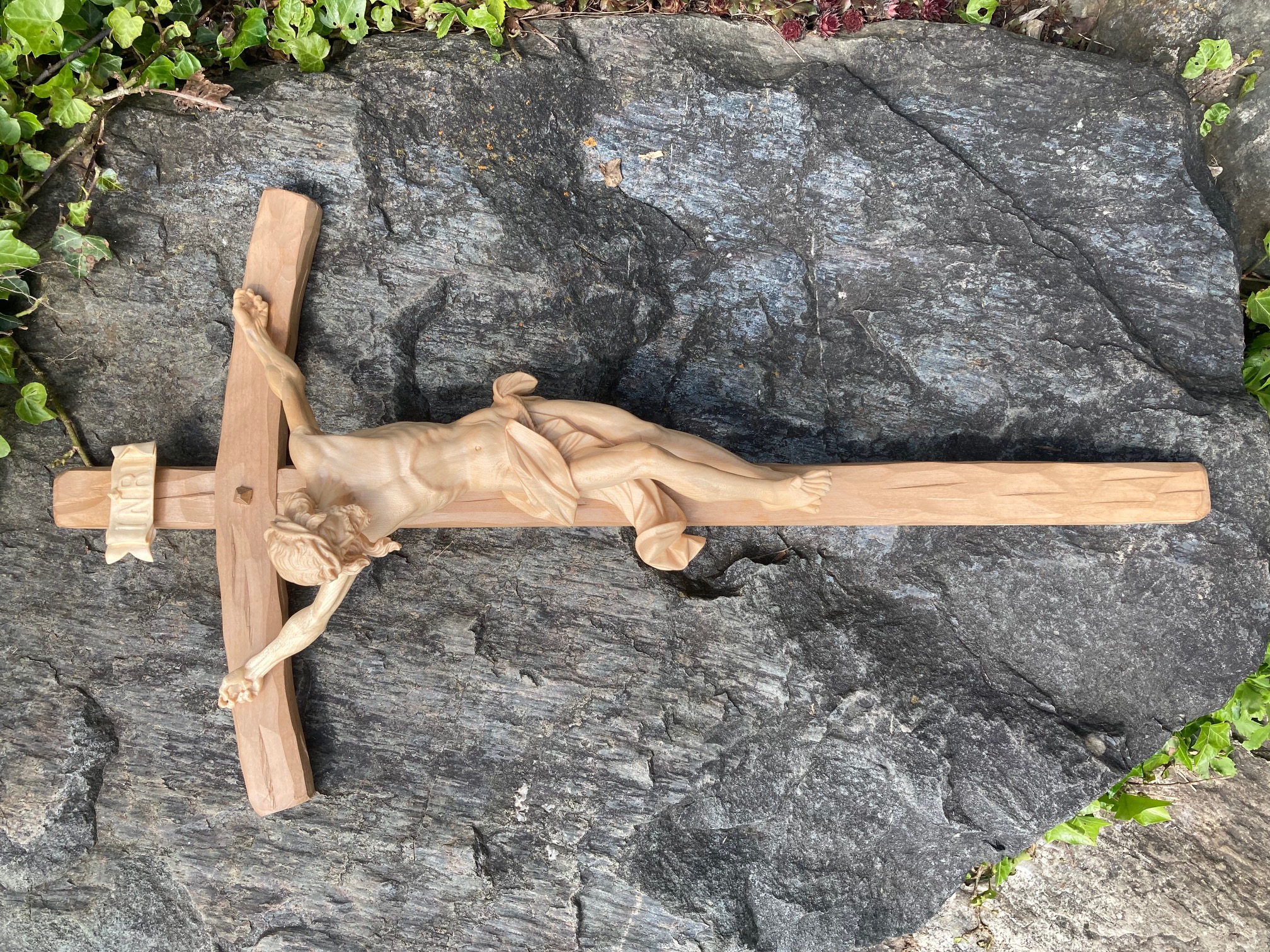 Christus barock am Kreuz aus Holz geschnitzt