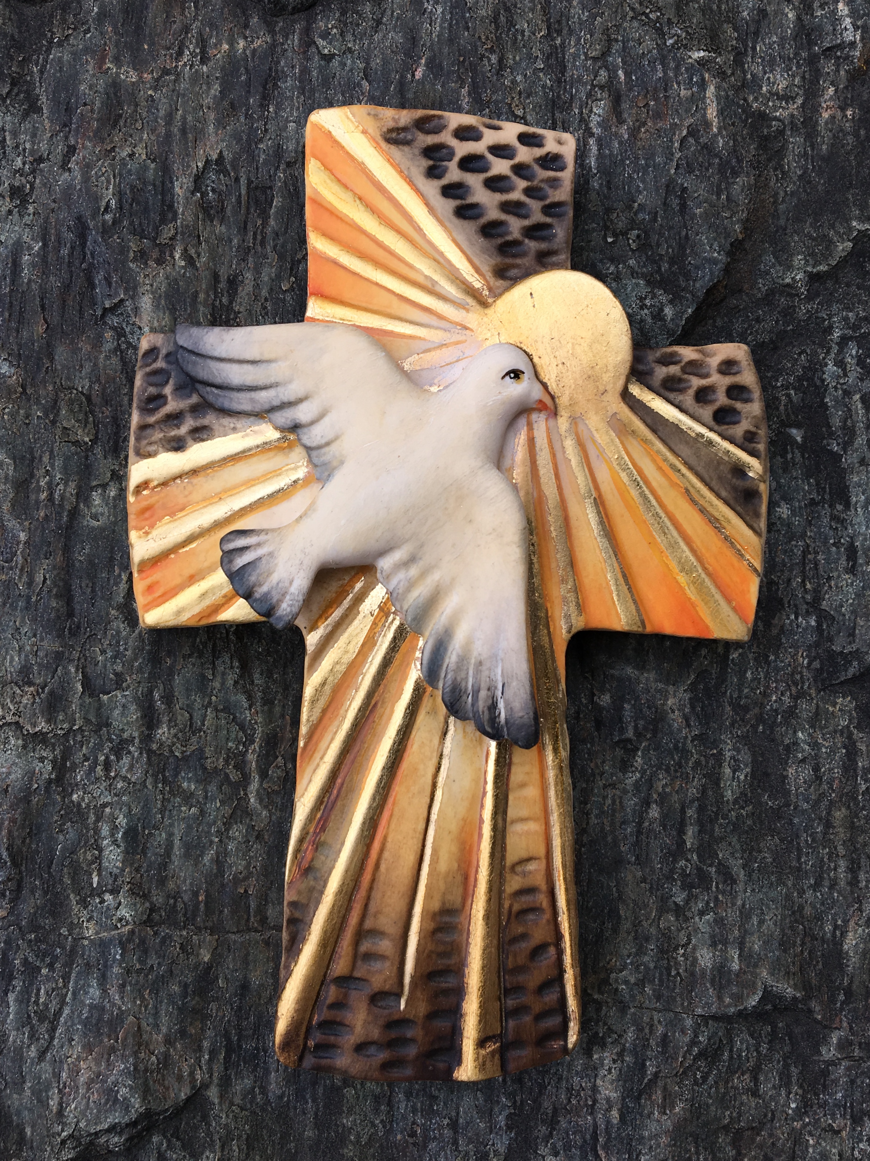 Friedenskreuz, Holzkreuz mit Taube, aus Holz geschnitzt