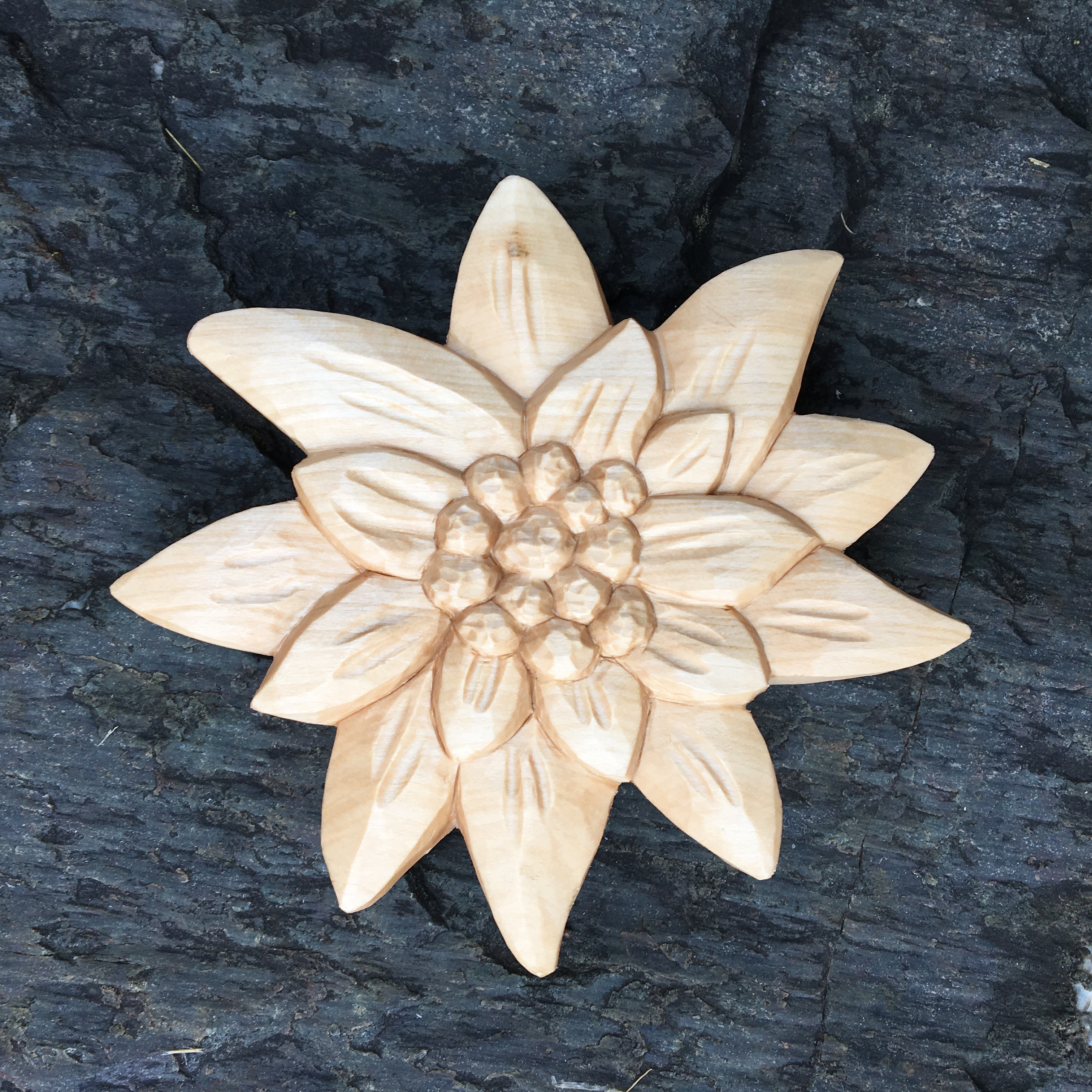 Edelweißblüte, aus Holz geschnitzt