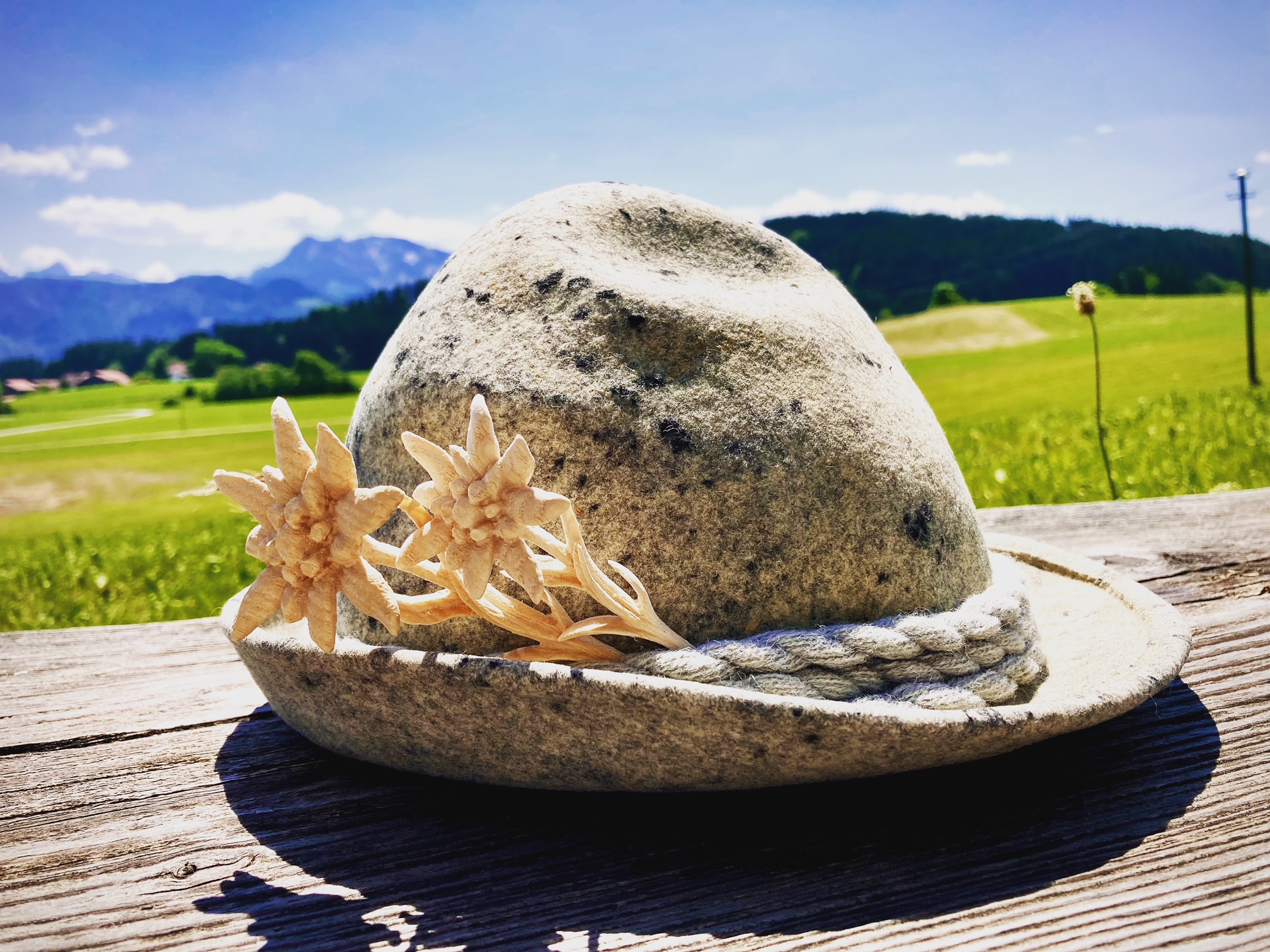 Edelweißblüte aus Holz geschnitzt z. B. für den Hut