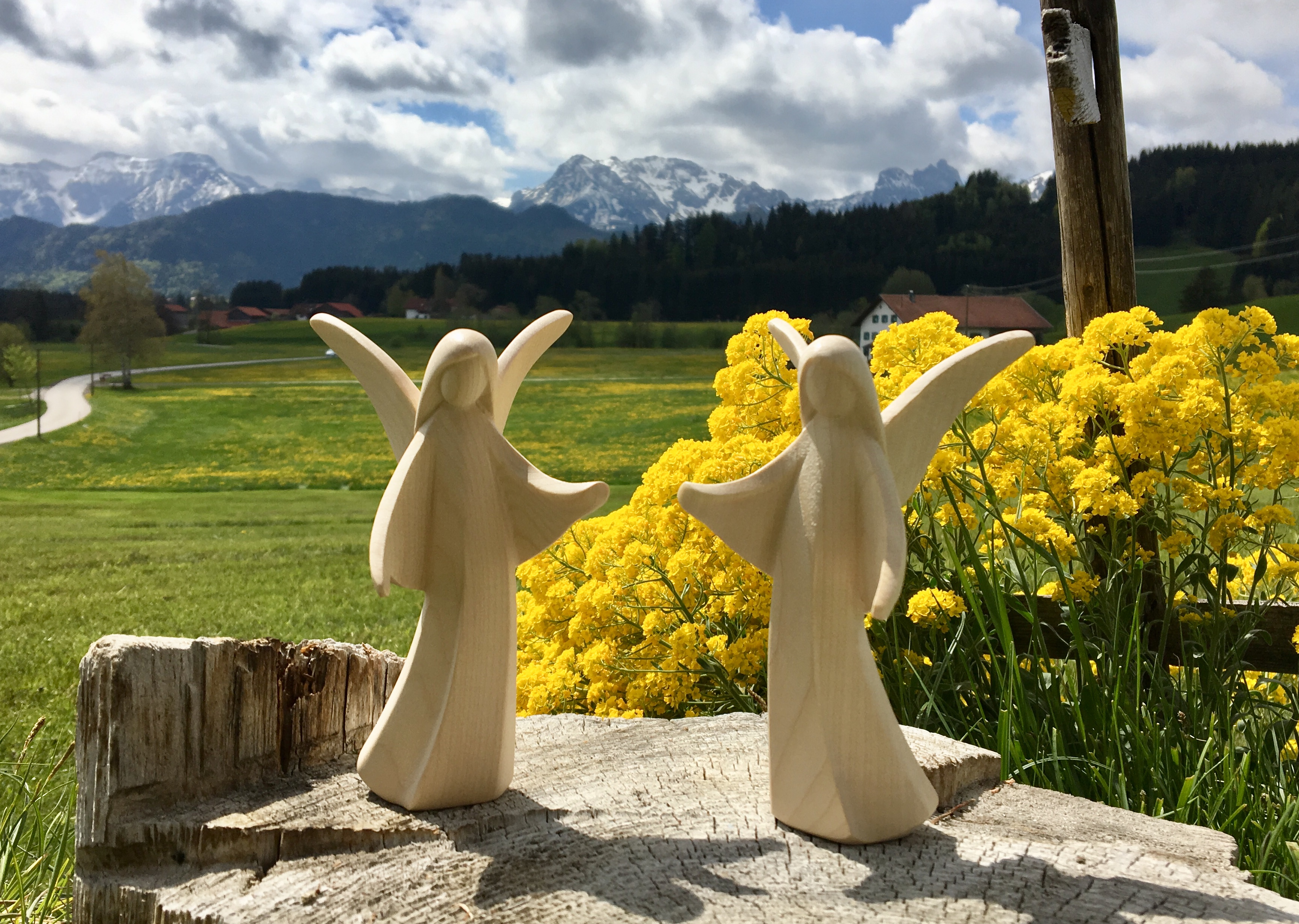 Mara Engel modern, aus Holz geschnitzt, links