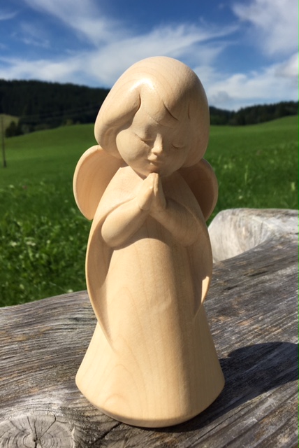 moderner betender Engel aus Holz geschnitzt