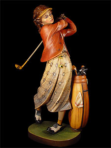 Golferin, aus Holz geschnitzt