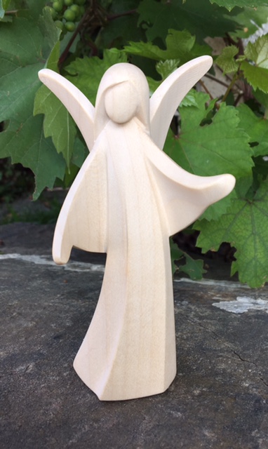 Mara Engel modern, aus Holz geschnitzt, links