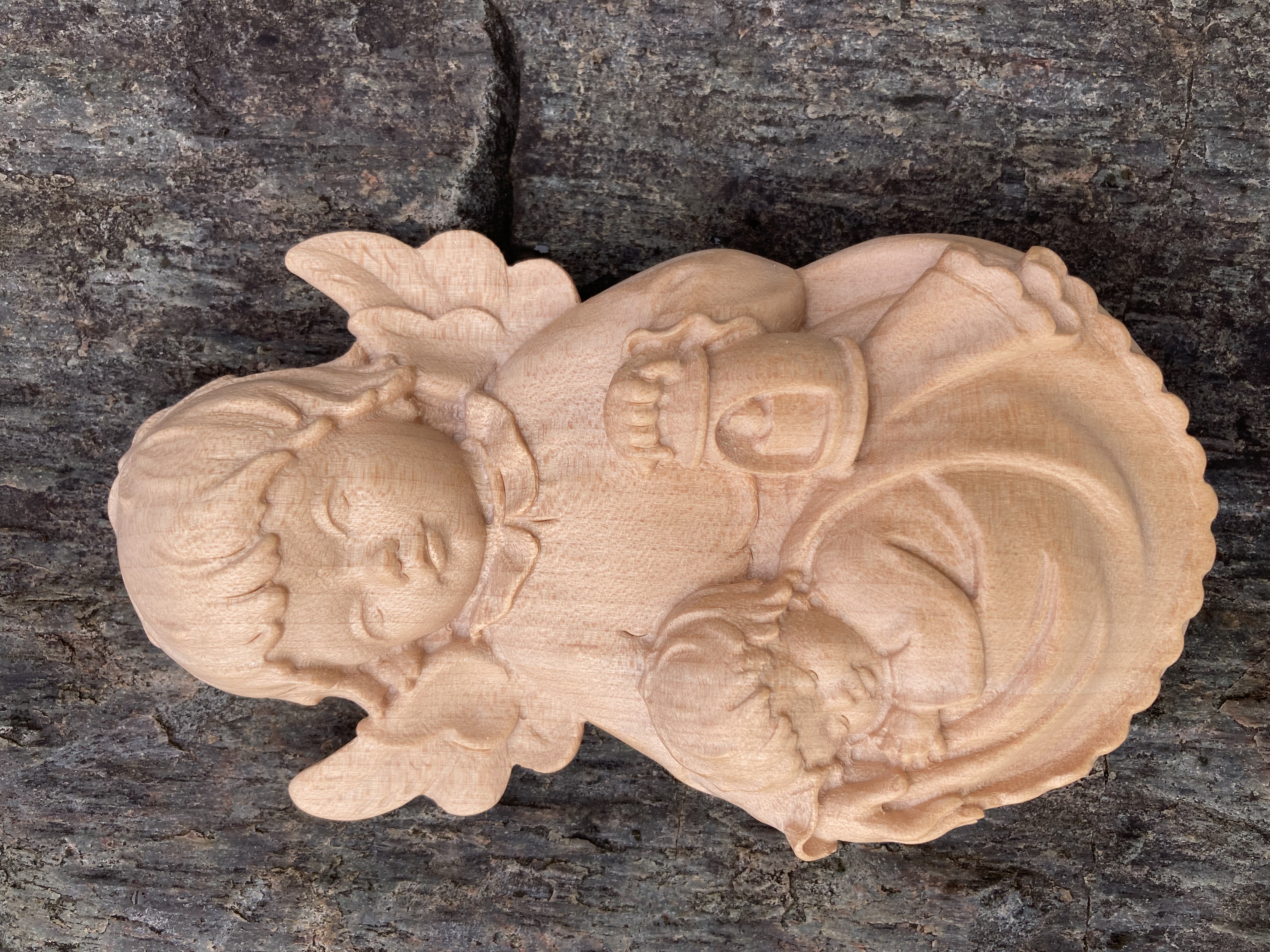 Schutzengel mit Kind, Relief zum Aufhängen, aus Holz geschnitzt 