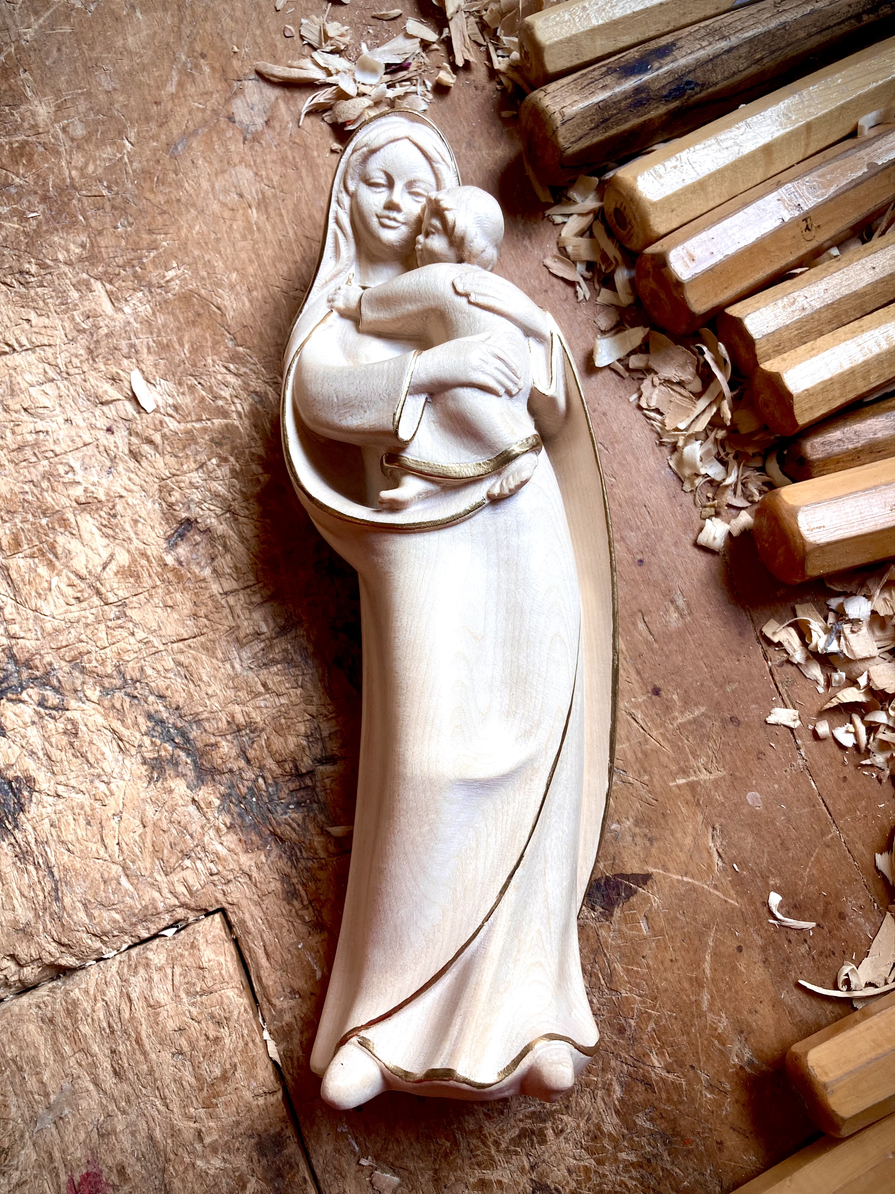 Madonna der Hoffnung, aus Holz geschnitzt