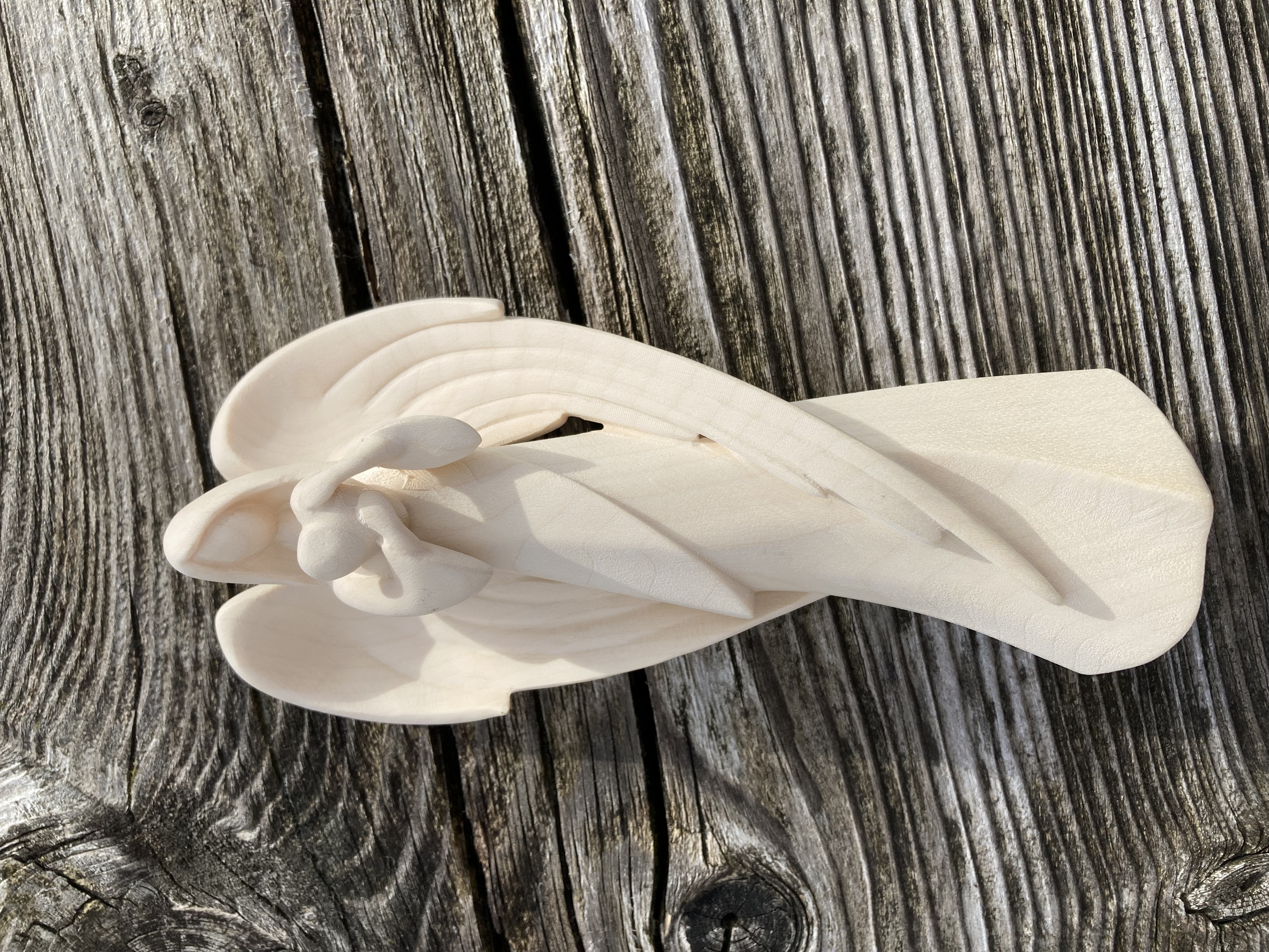 Flamingo Engel modern, mit Herz, aus Holz geschnitzt 