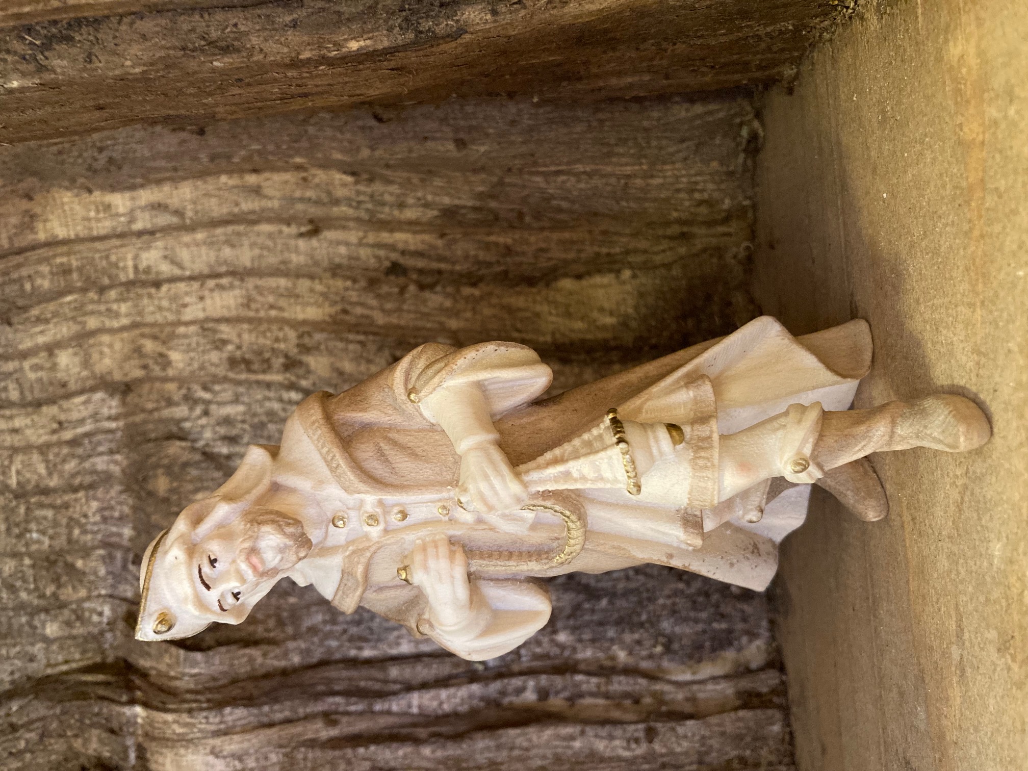 König weiß stehend zur Alra-Krippe, aus Holz geschnitzt