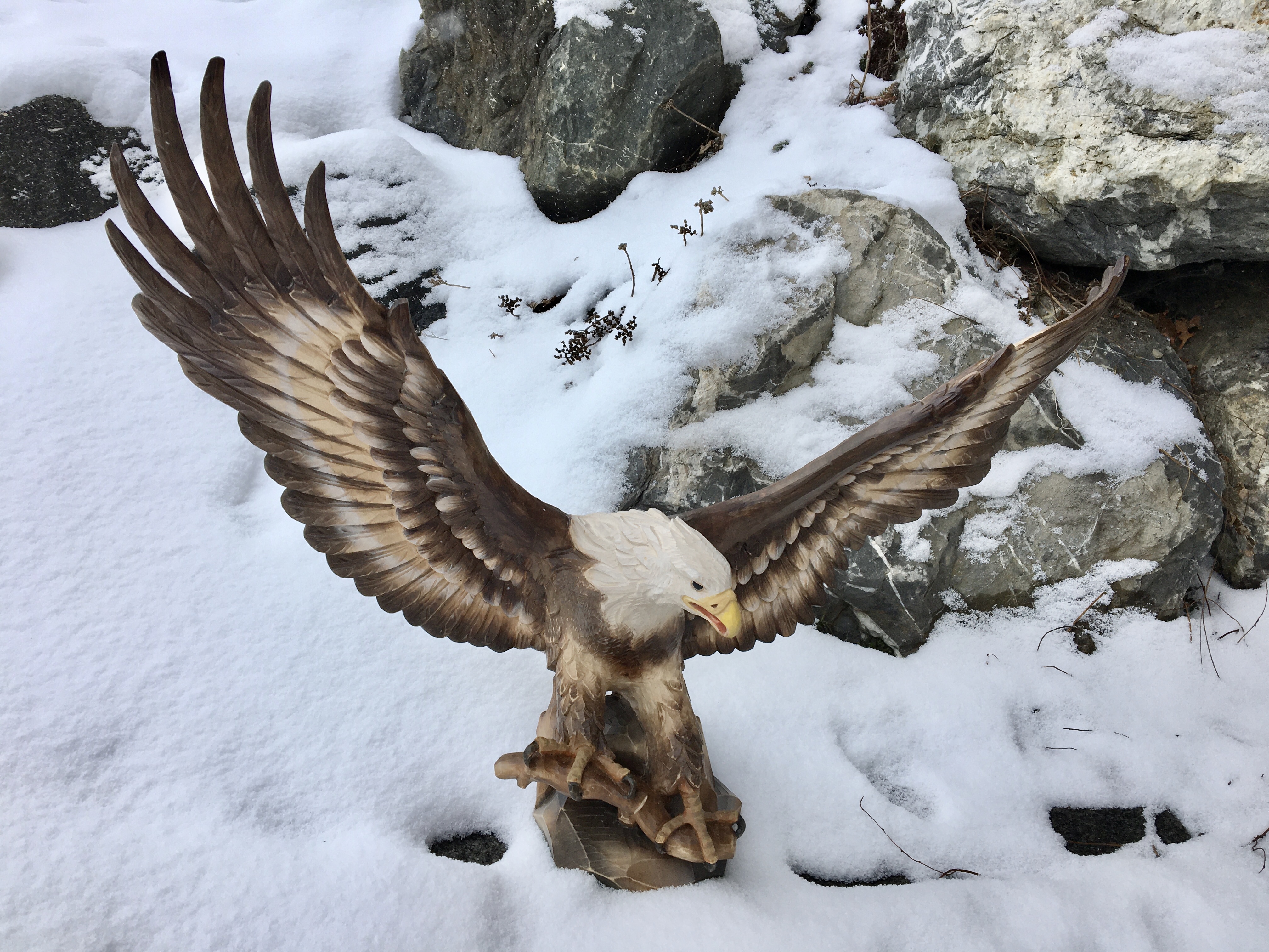 Adler aus Holz geschnitzt