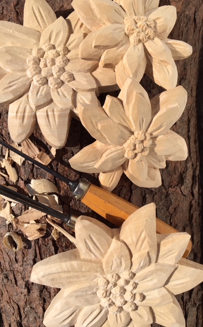 Edelweißblüte, aus Holz geschnitzt