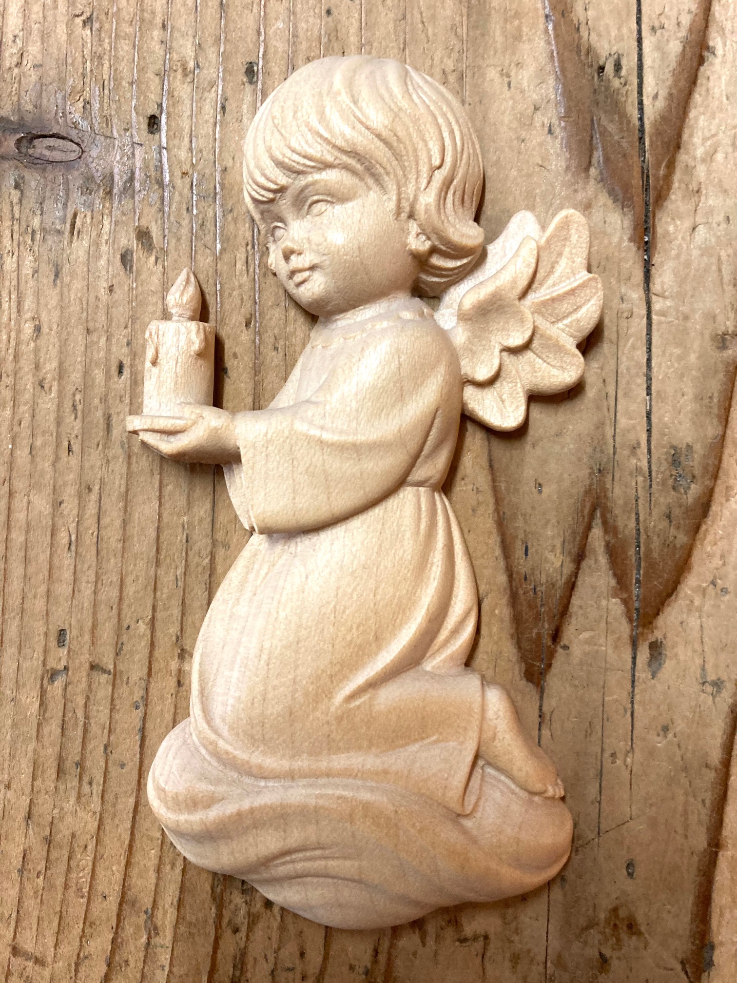 Schutzengel mit Kerze, Relief zum Hängen, aus Holz geschnitzt