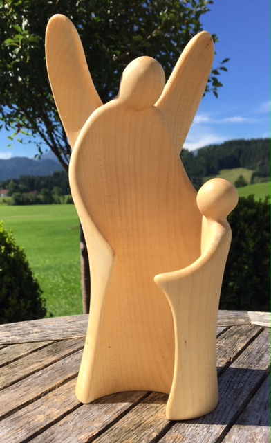 moderner Schutzengel Ambiente, aus Holz geschnitzt