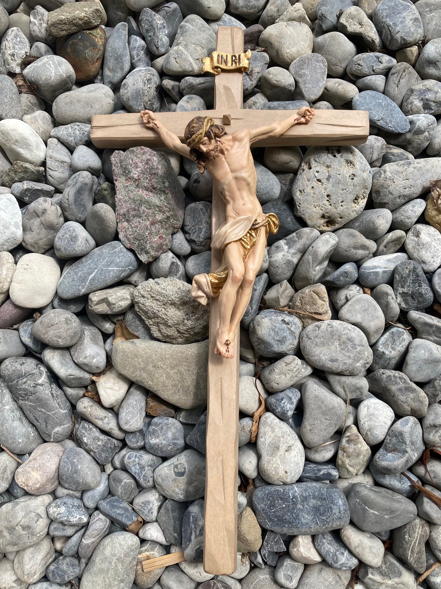Christus barock am Kreuz aus Holz geschnitzt