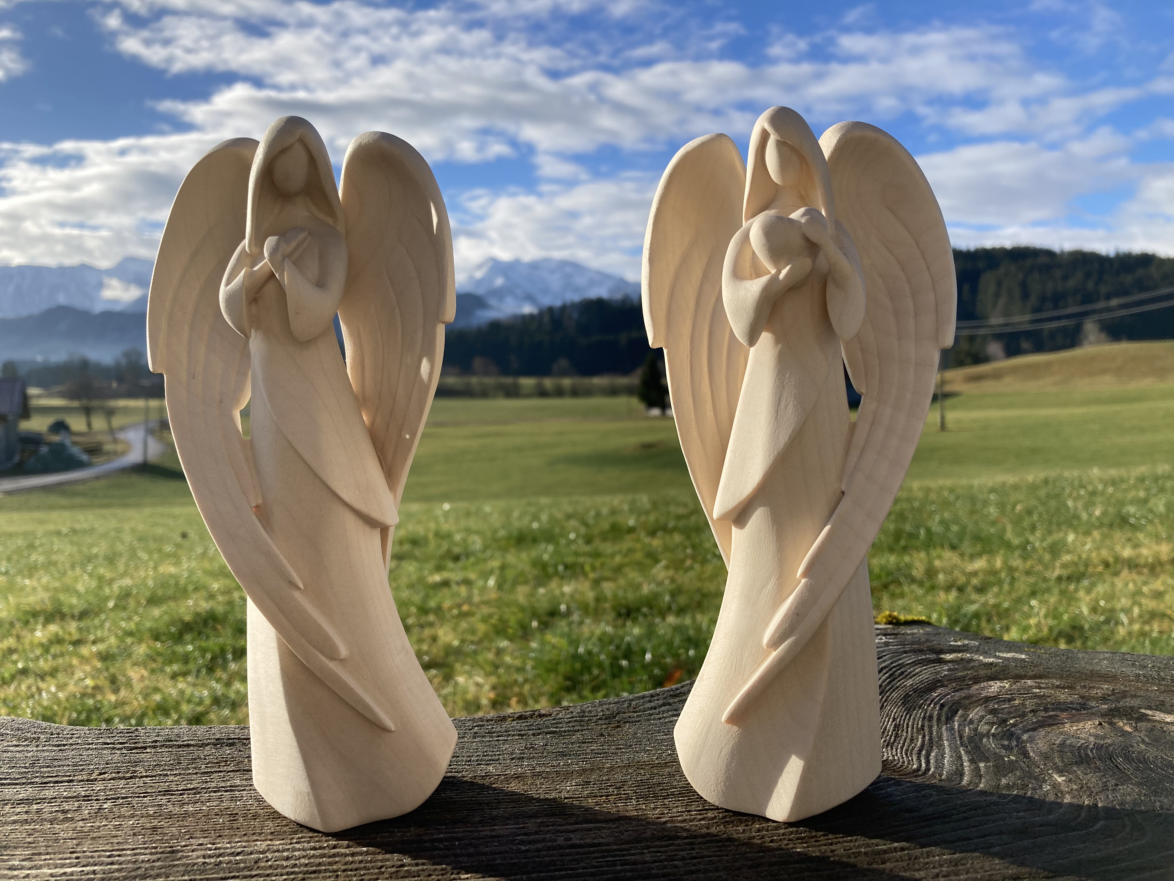 Flamingo Engel modern, mit Herz, aus Holz geschnitzt 