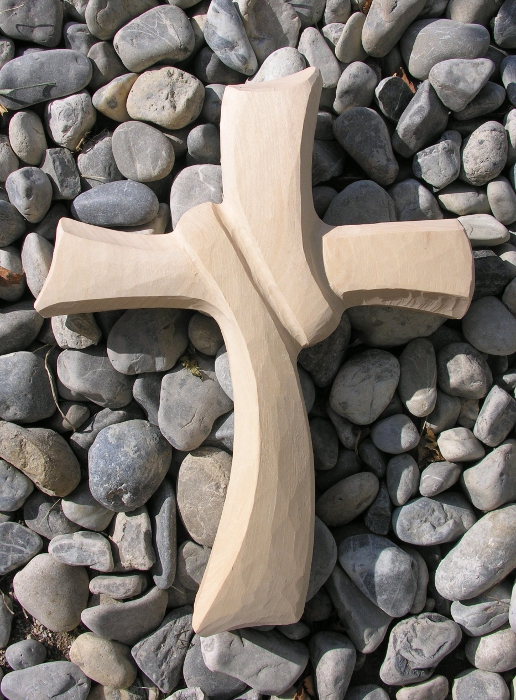 Kreuz der Verbundenheit aus Holz geschnitzt