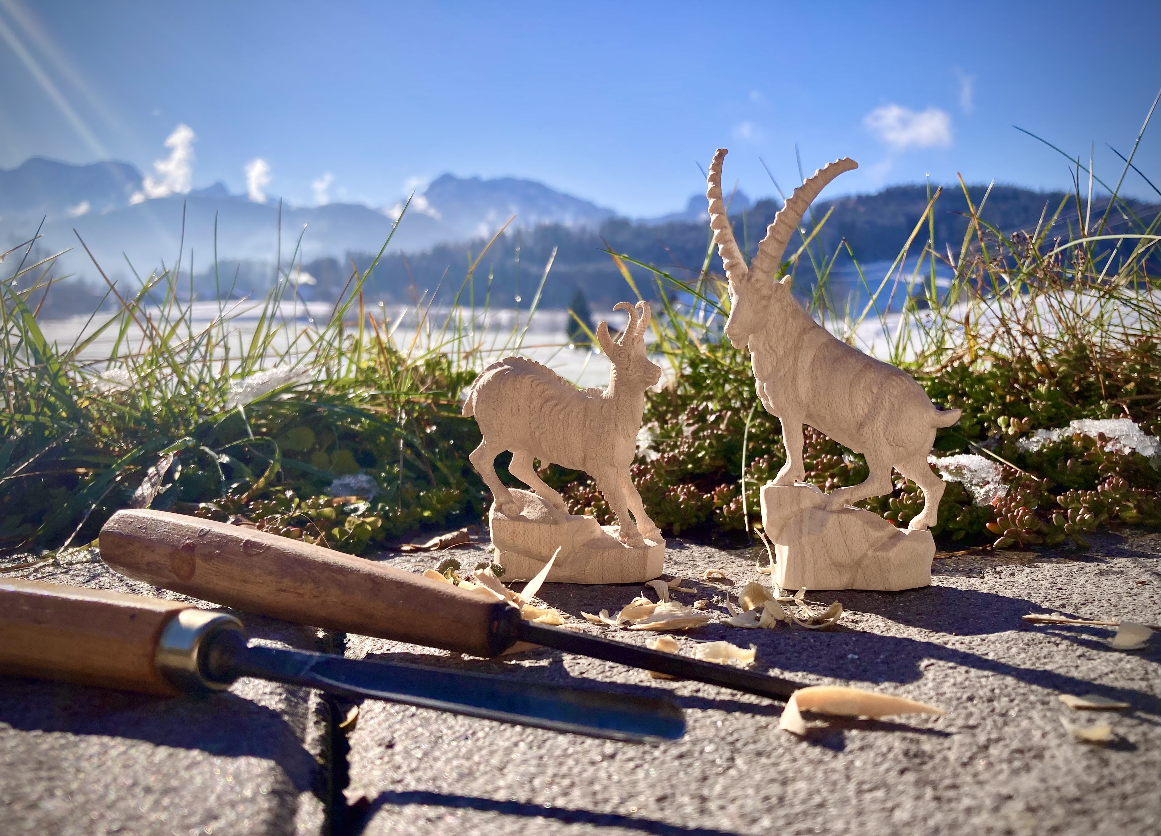 Gamsbock oder Gämse aus Holz geschnitzt