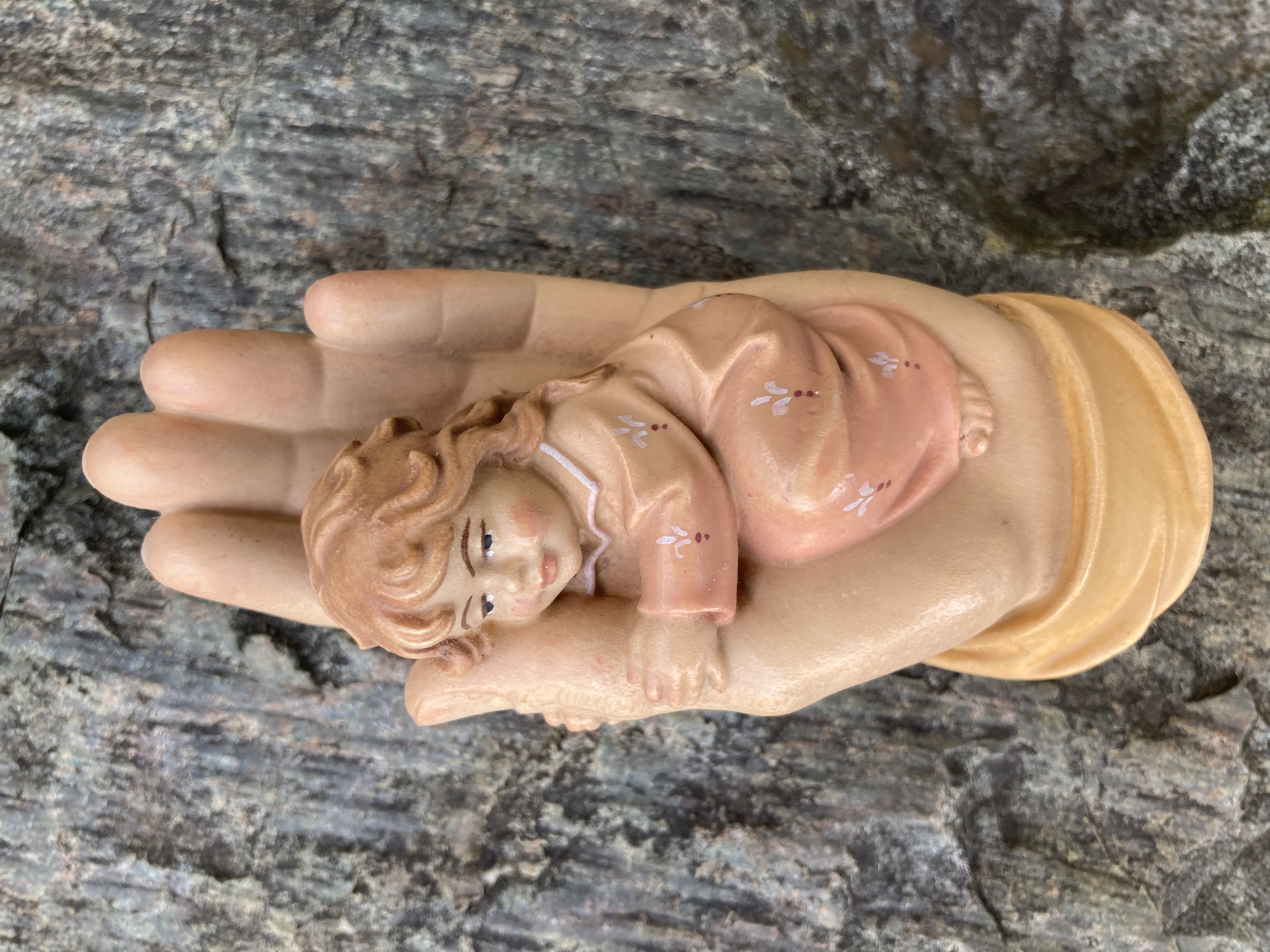 Mädchen in göttlicher Hand, aus Holz geschnitzt, (zum Hängen)