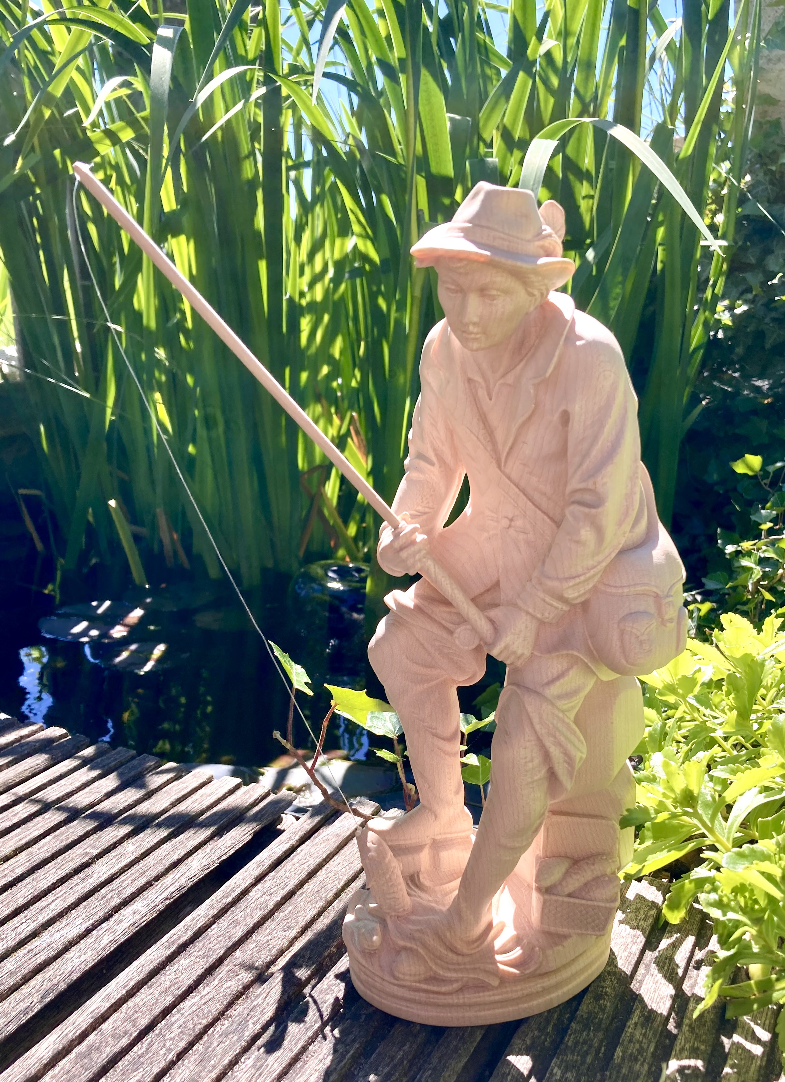 Angler oder Fischer, geschnitzte Figur aus Holz
