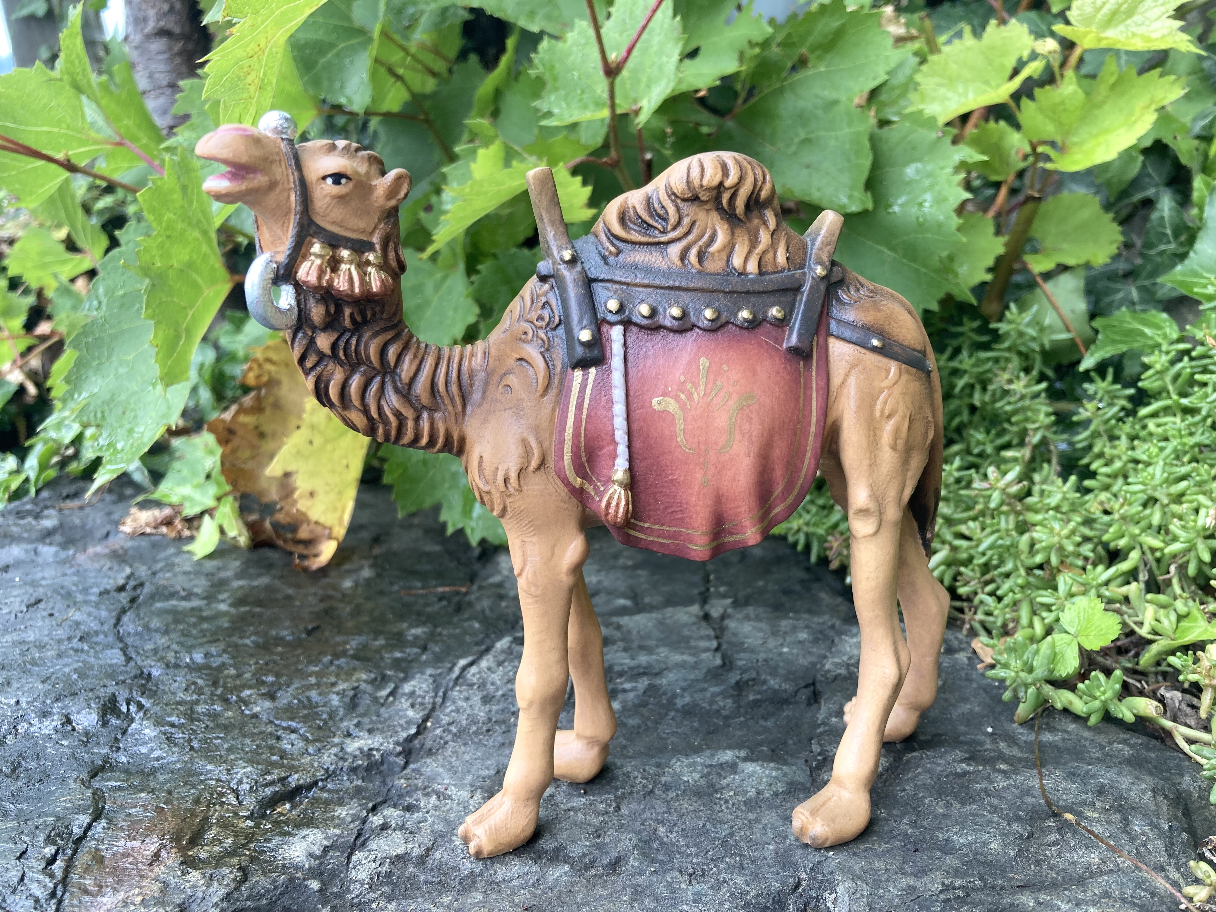 geschnitztes stehendes Kamel zur Kostner Krippe