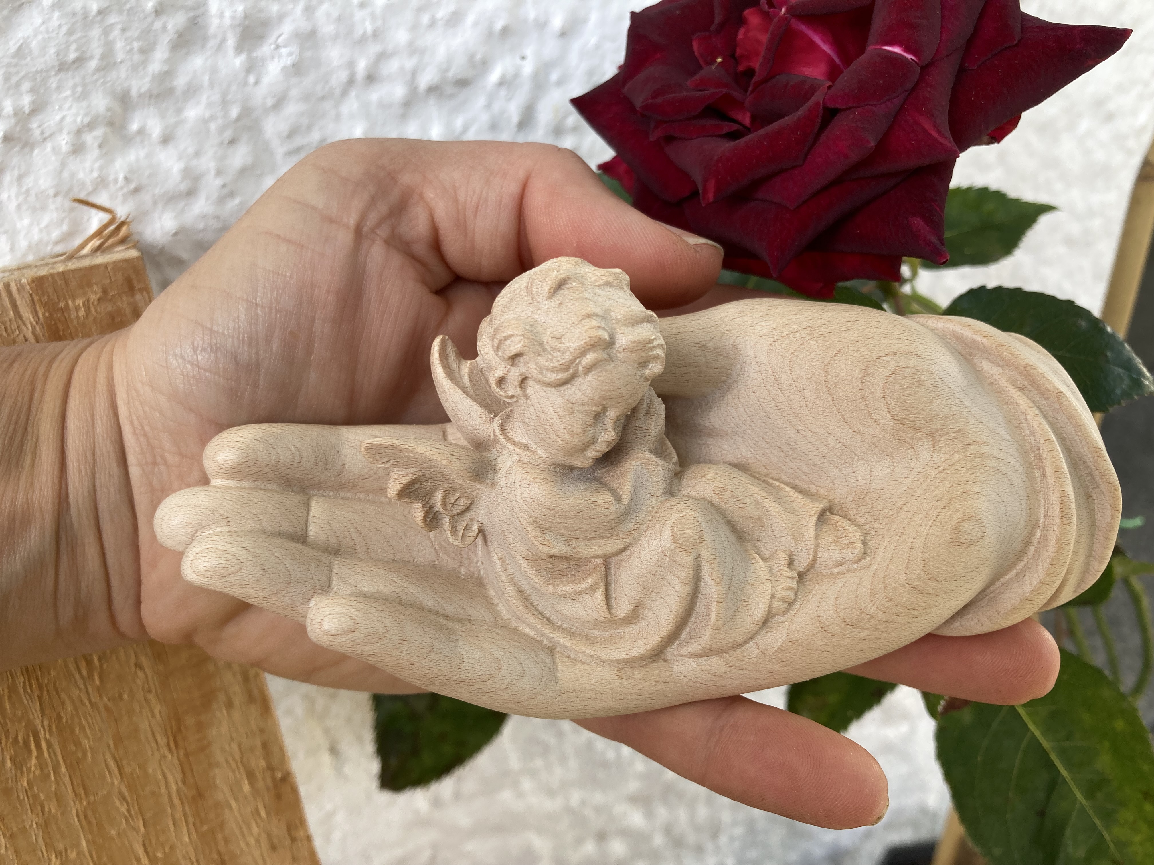 geschnitzter Engel in der Hand