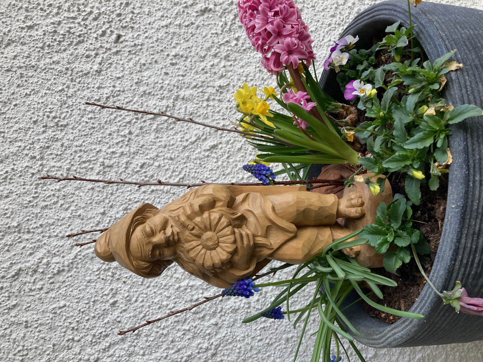 Zwerg mit Blume aus Holz schnitzen, 30 cm