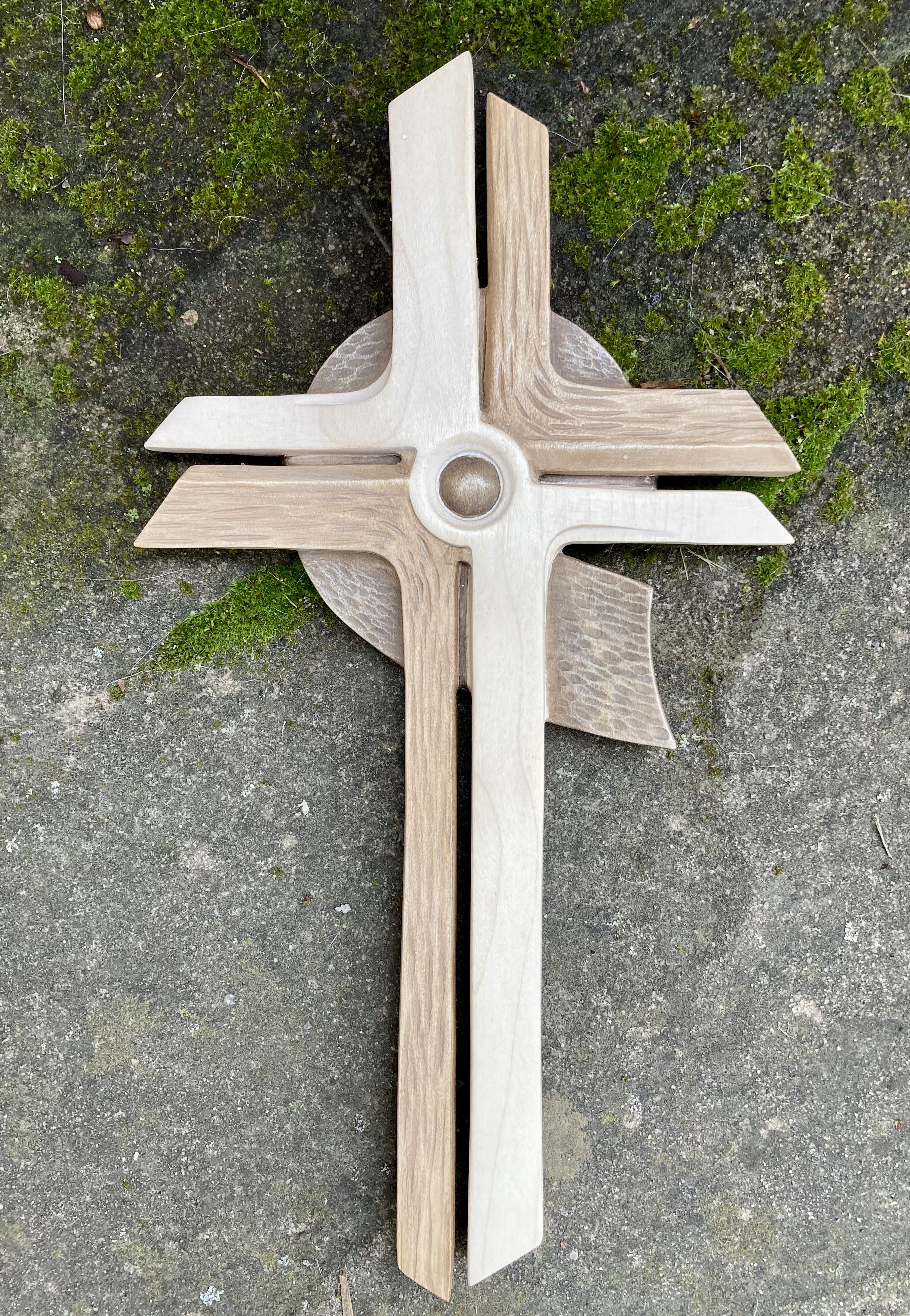 Besinnliches, modernes Kreuz aus Holz geschnitzt