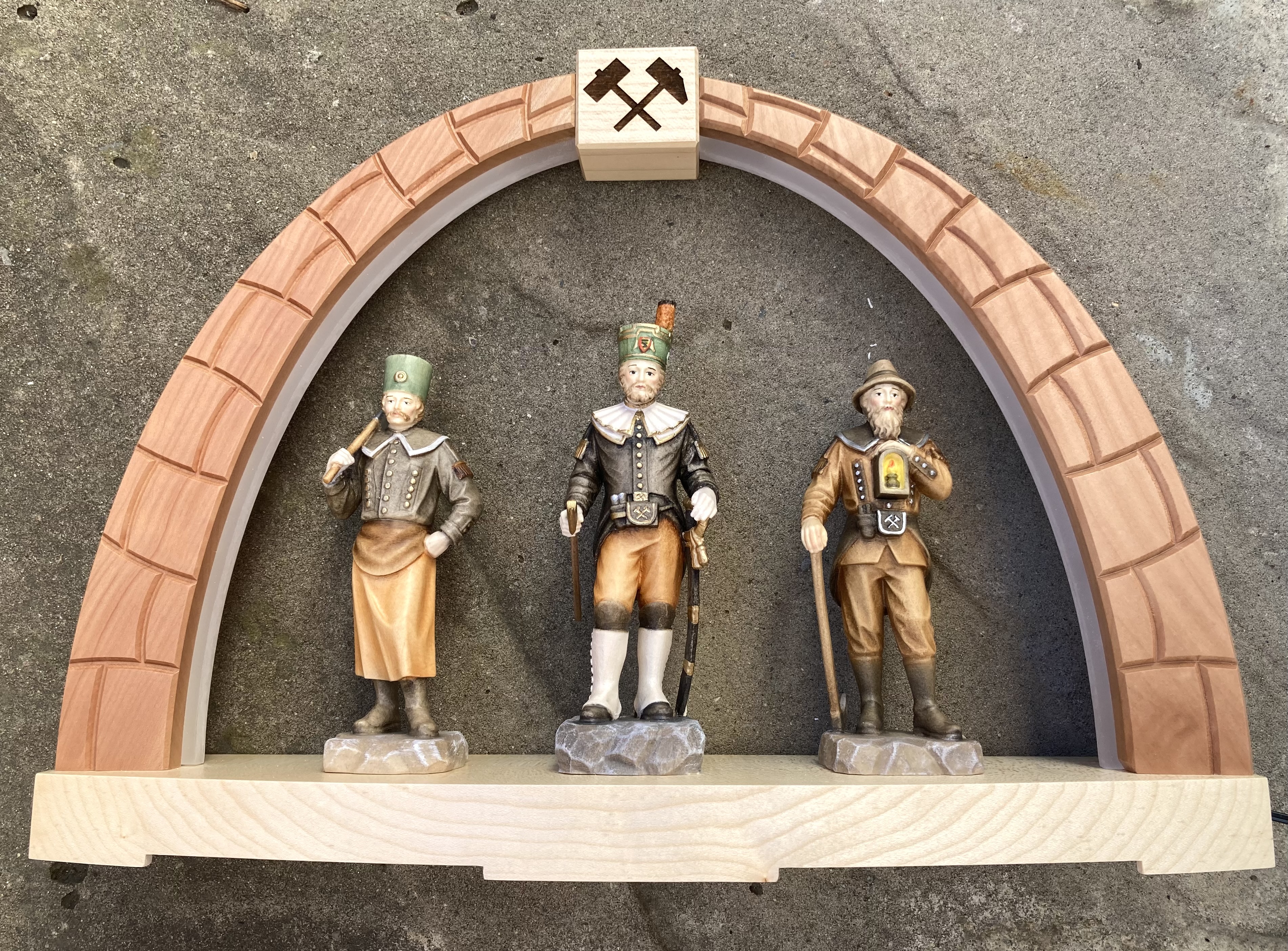 Erzgebirgischer Schwibbogen mit geschnitzten Bergmännern