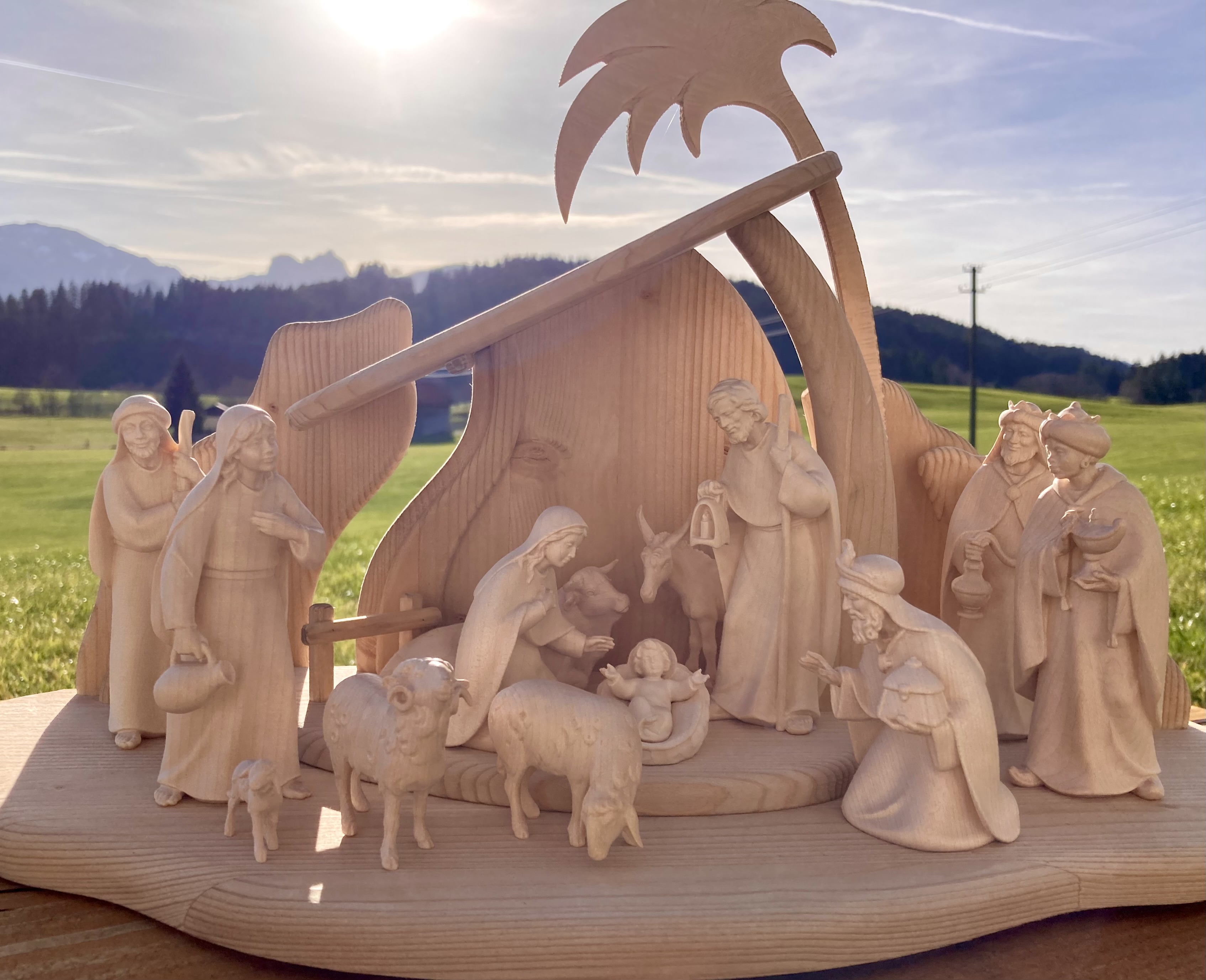 Licht Krippe, großes Krippenset mit Stall, 12 cm