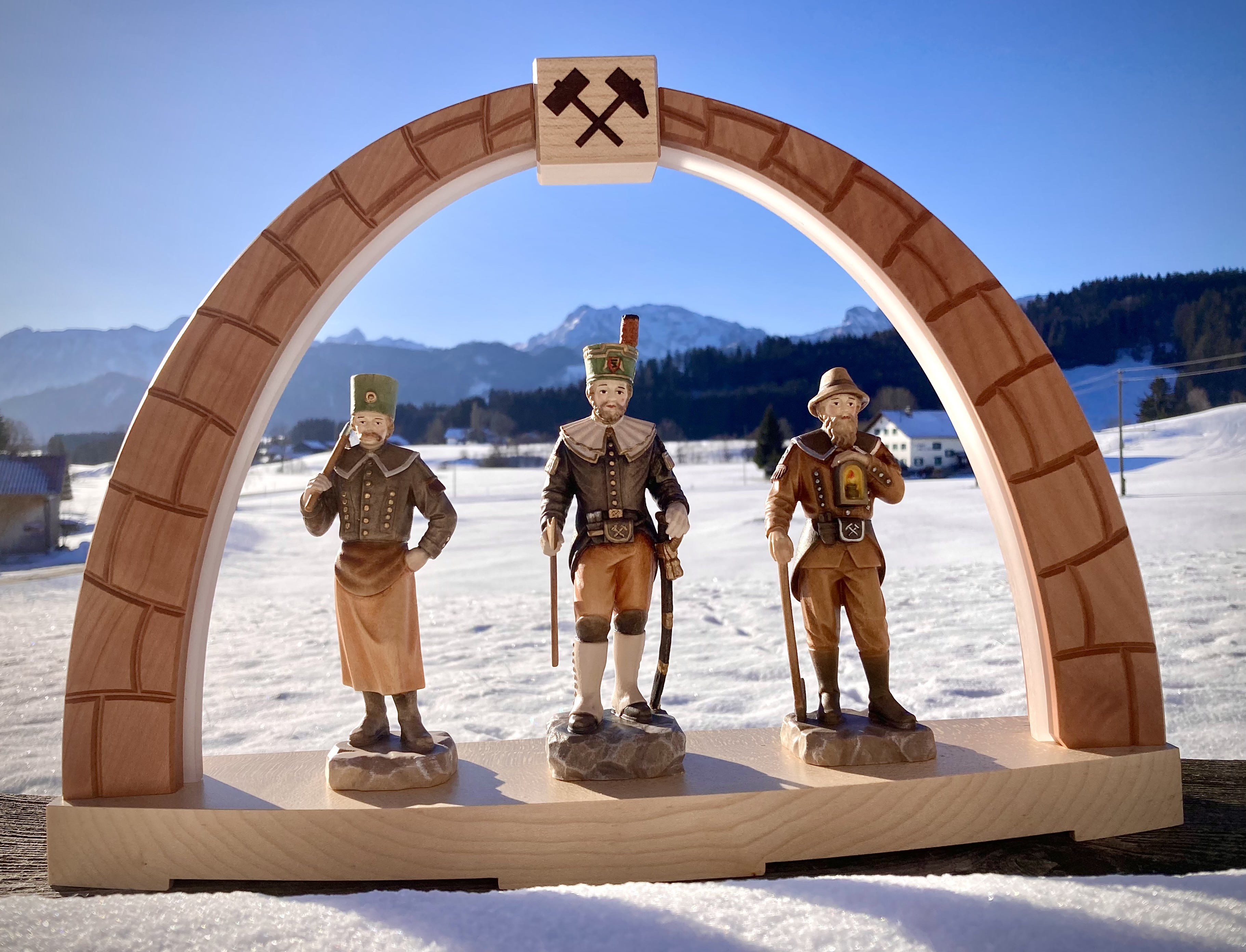 Erzgebirgischer Schwibbogen mit geschnitzten Bergmännern