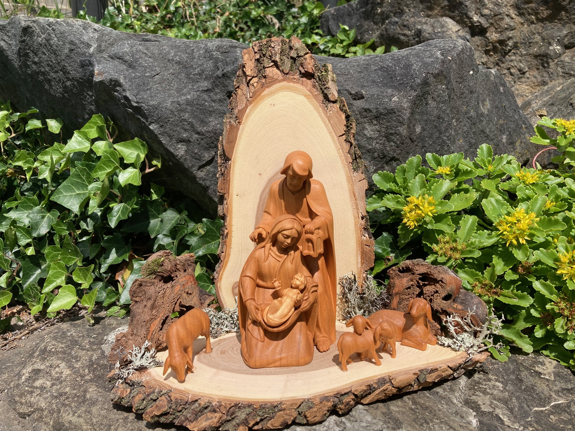 Krippenset Alpin Art mit Wurzel, aus Holz geschnitzt, 25 cm