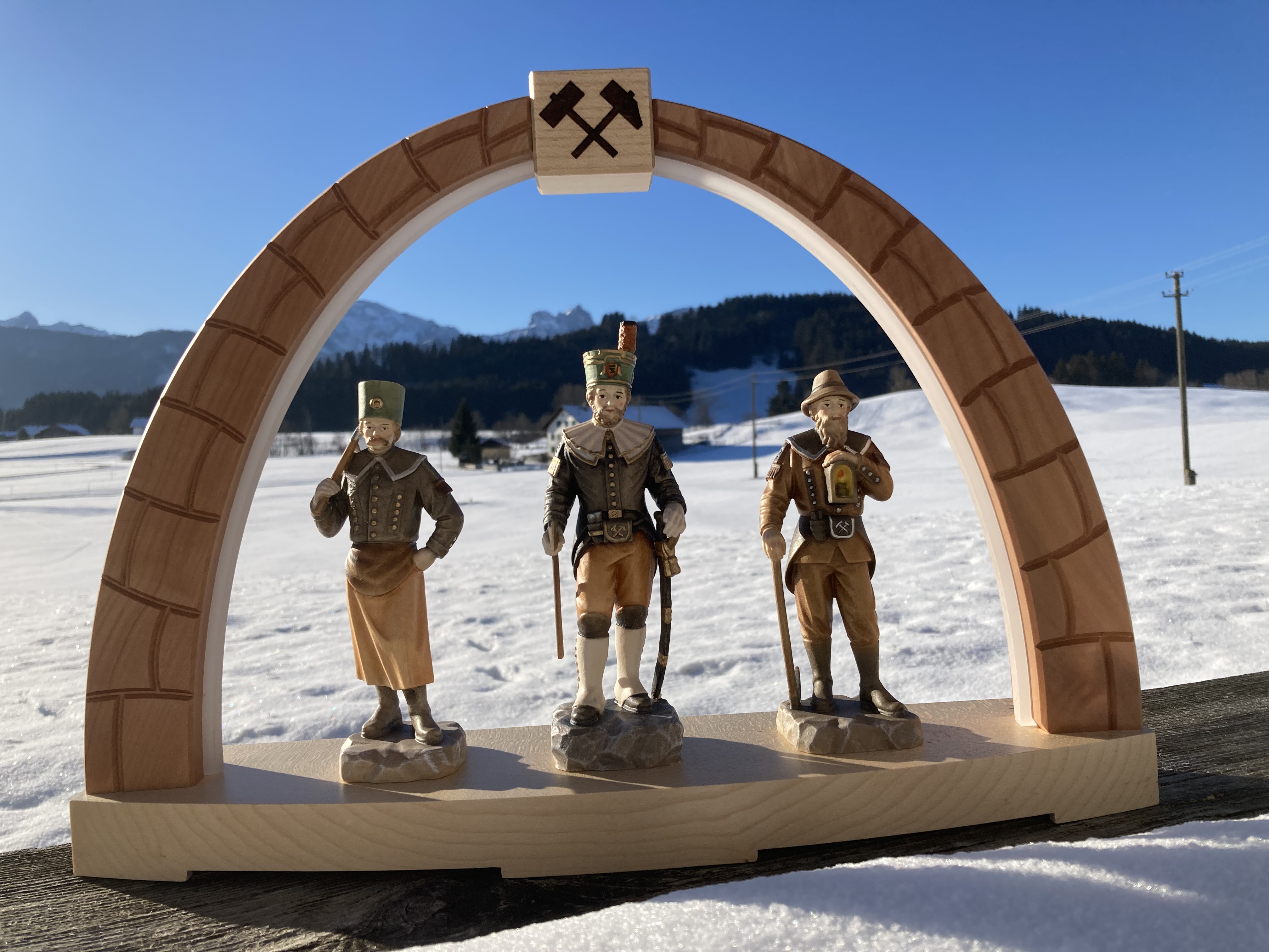 Erzgebirgischer Schwibbogen mit geschnitzten Bergmännern