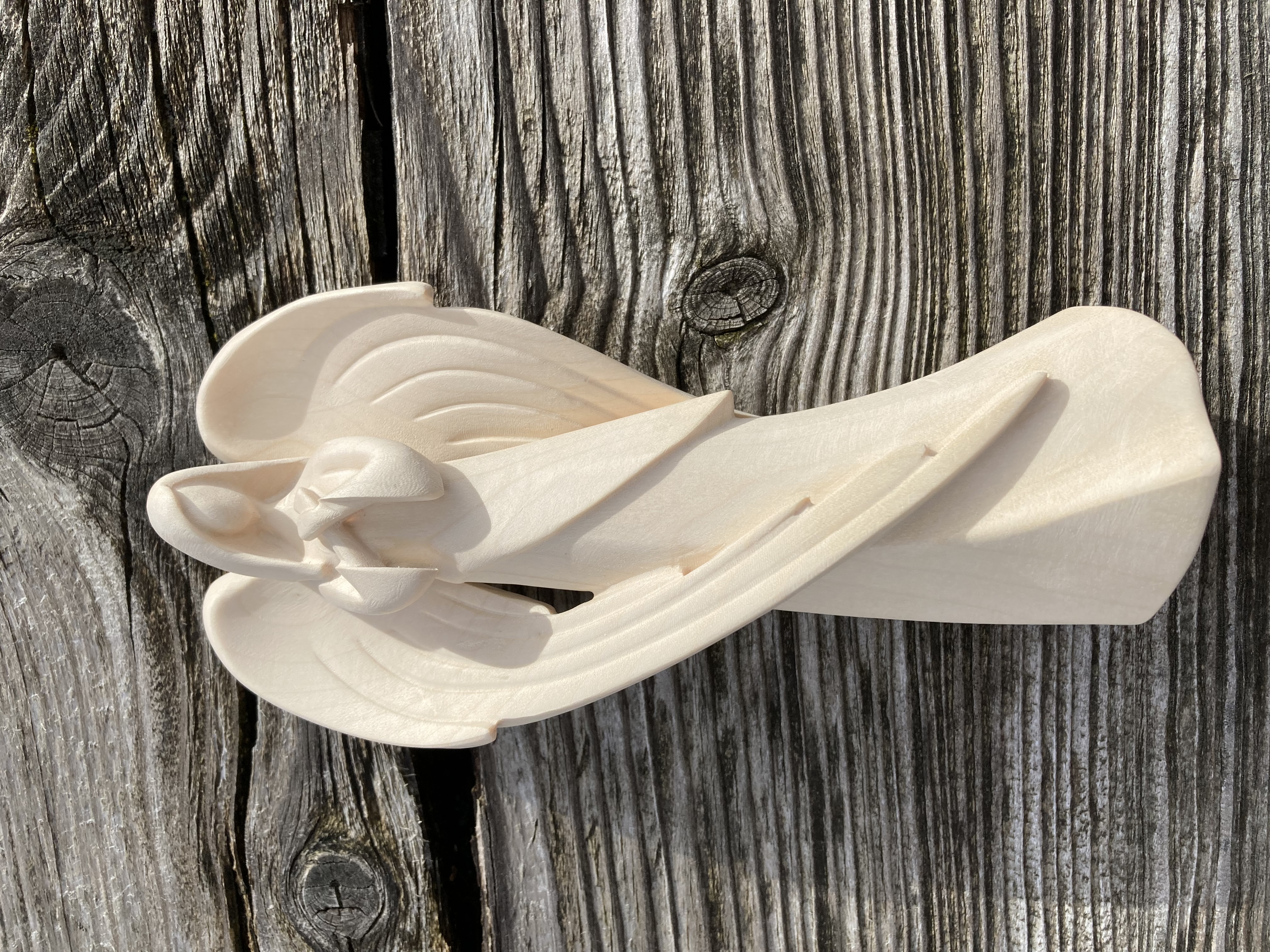 Flamingo Engel modern, betend, aus Holz geschnitzt