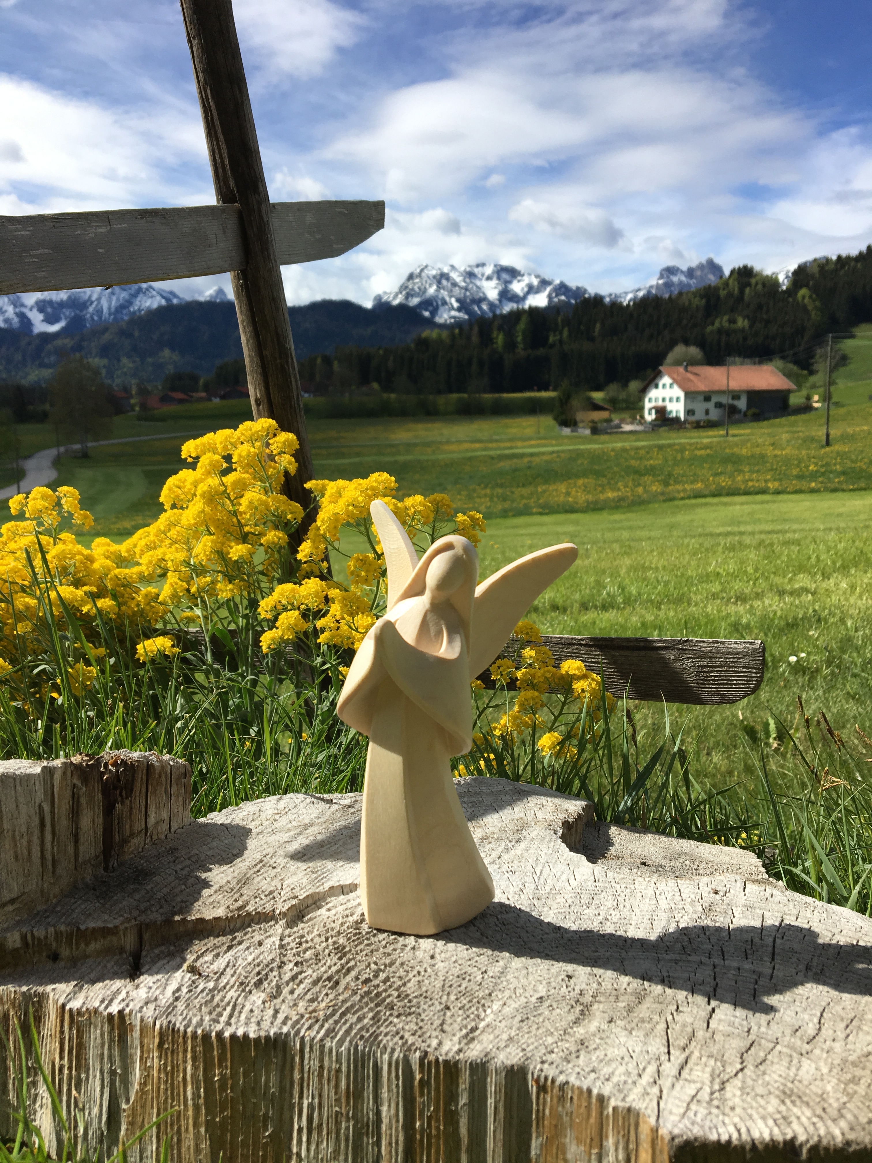 Mara Engel modern, aus Holz geschnitzt, betend, 14 cm