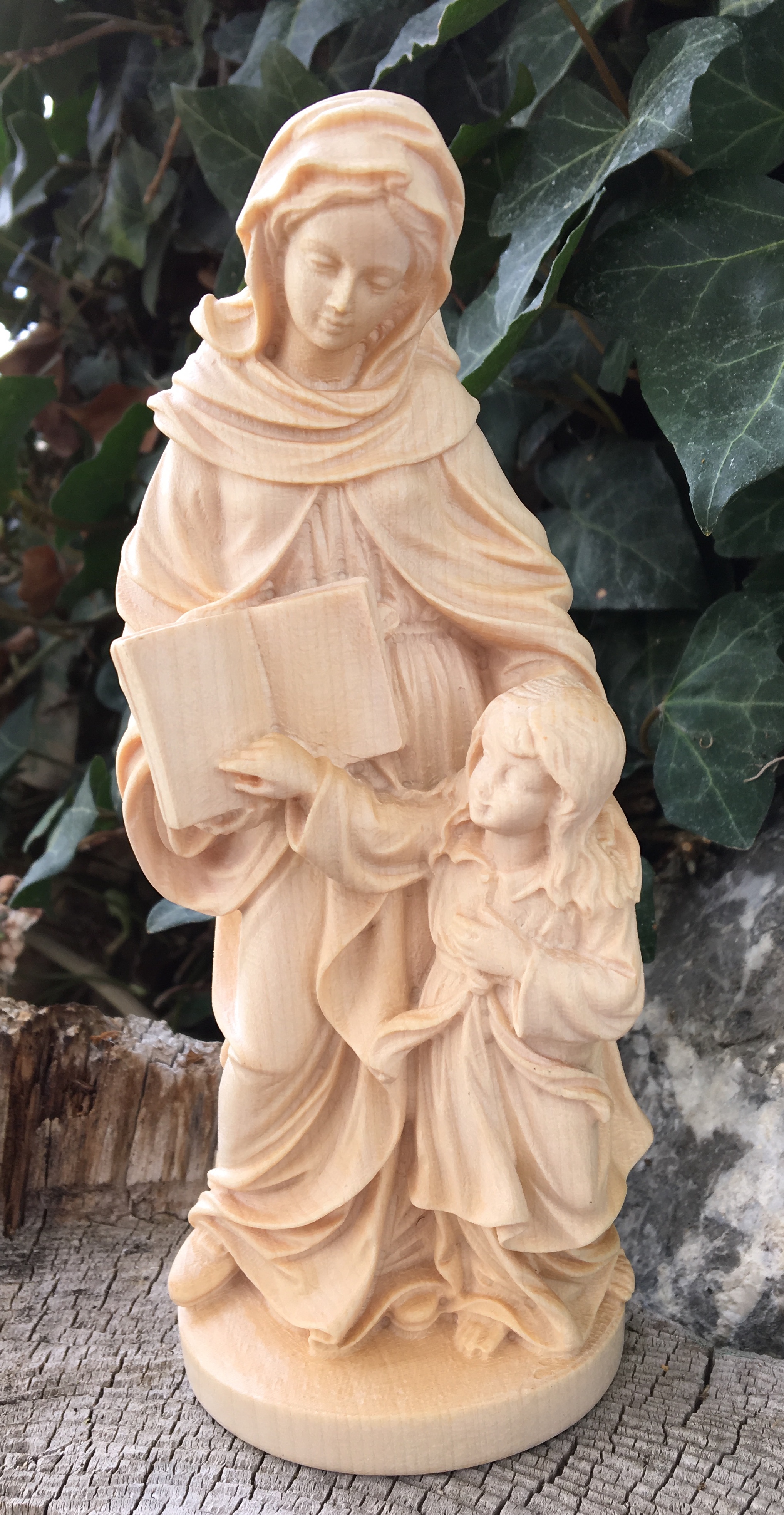 Hl. Anna, aus Holz geschnitzt