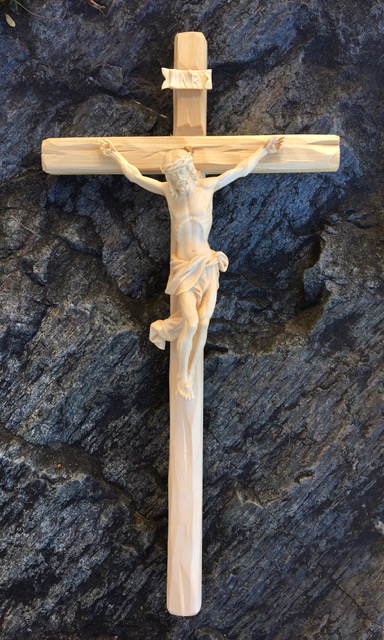 geschnitzter Christus Benedikt am Kreuz 