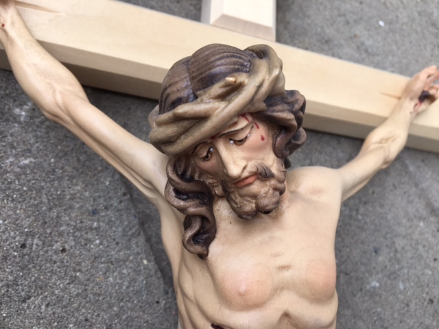 Christus am Kreuz aus Holz geschnitzt