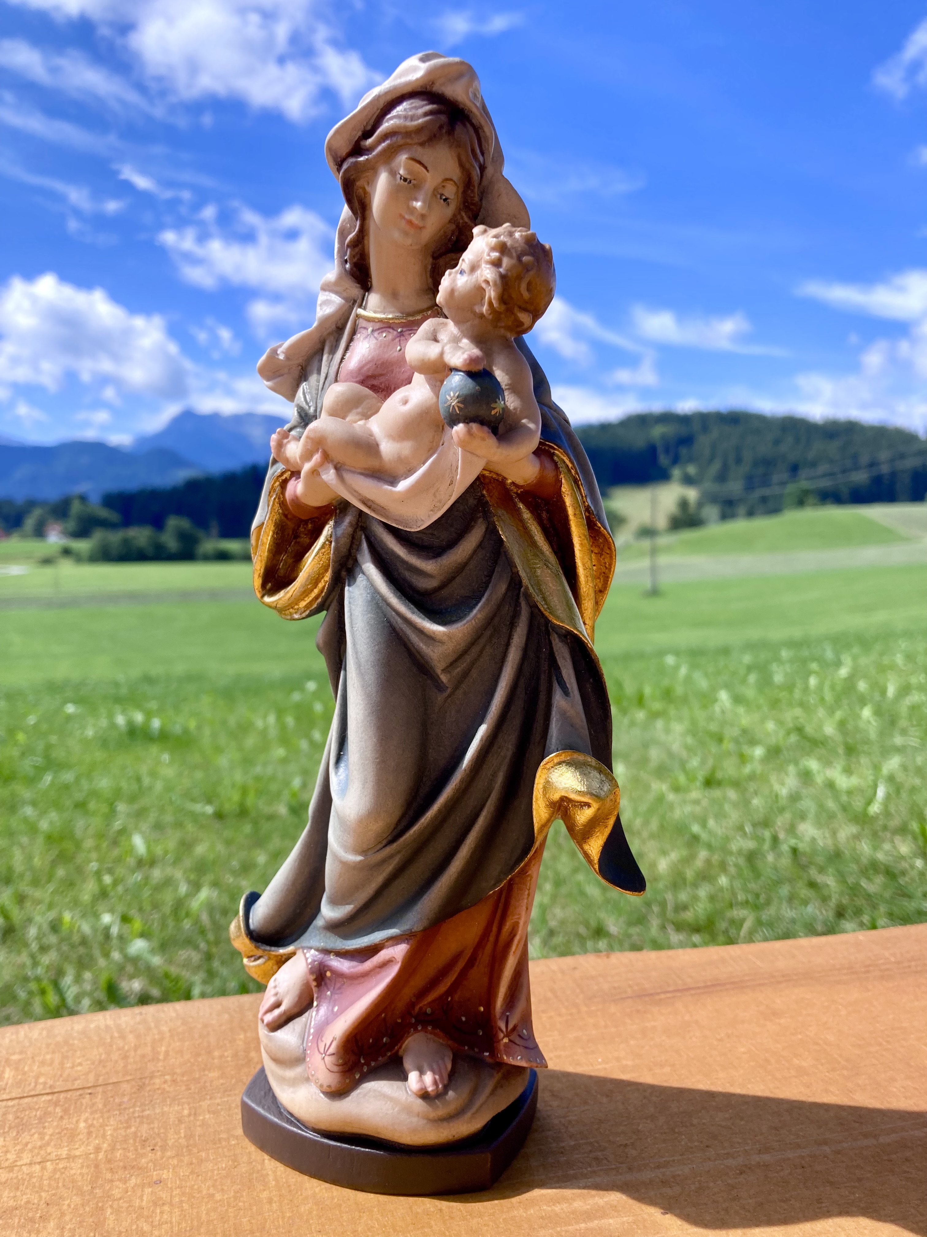 Madonna mit Kind, aus Holz geschnitzt