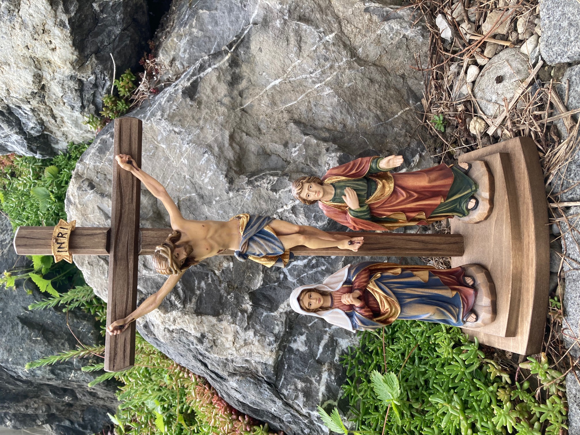 Kreuzigungsgruppe mit Jesus, Johannes und Maria aus Holz geschnitzt