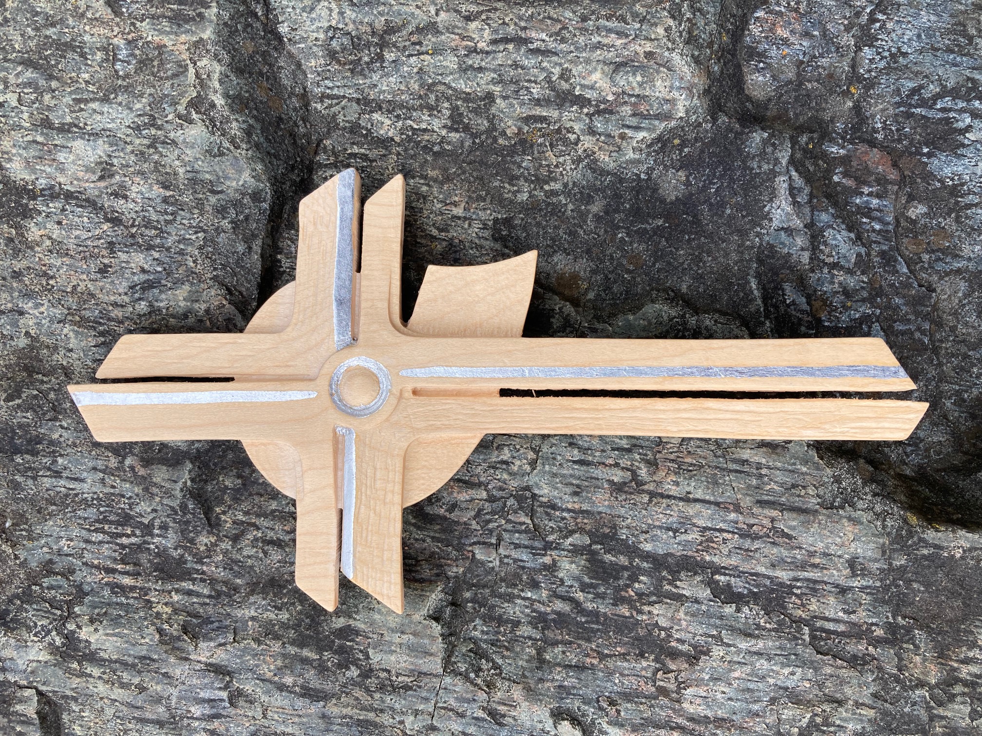 Besinnliches, modernes Kreuz aus Holz geschnitzt