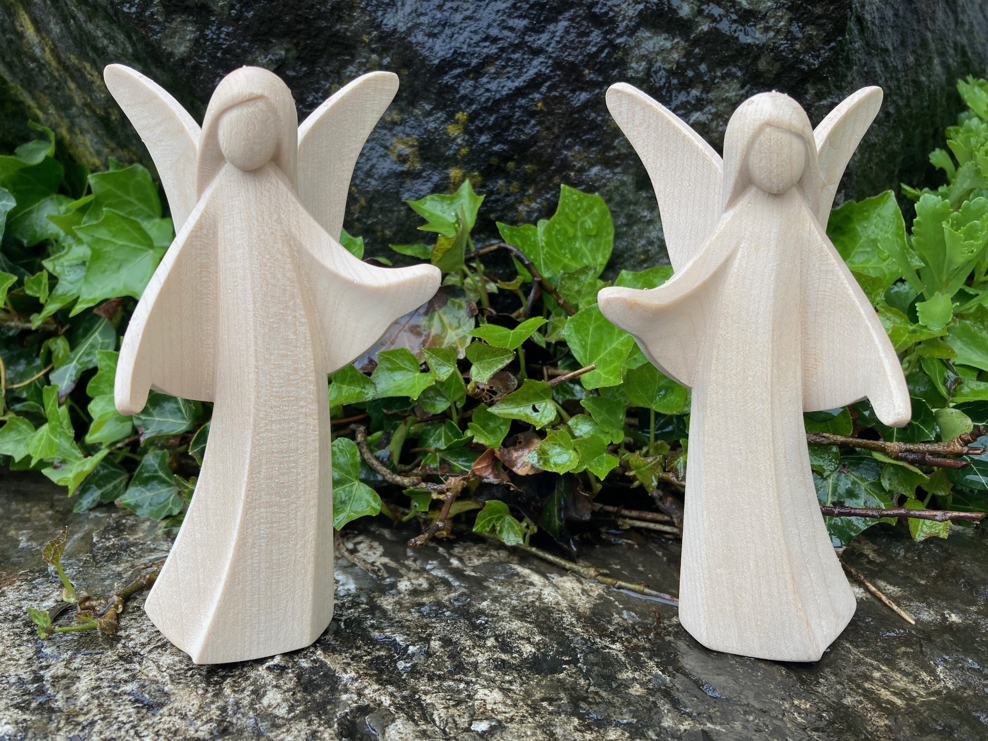 Mara Engel modern, aus Holz geschnitzt, links