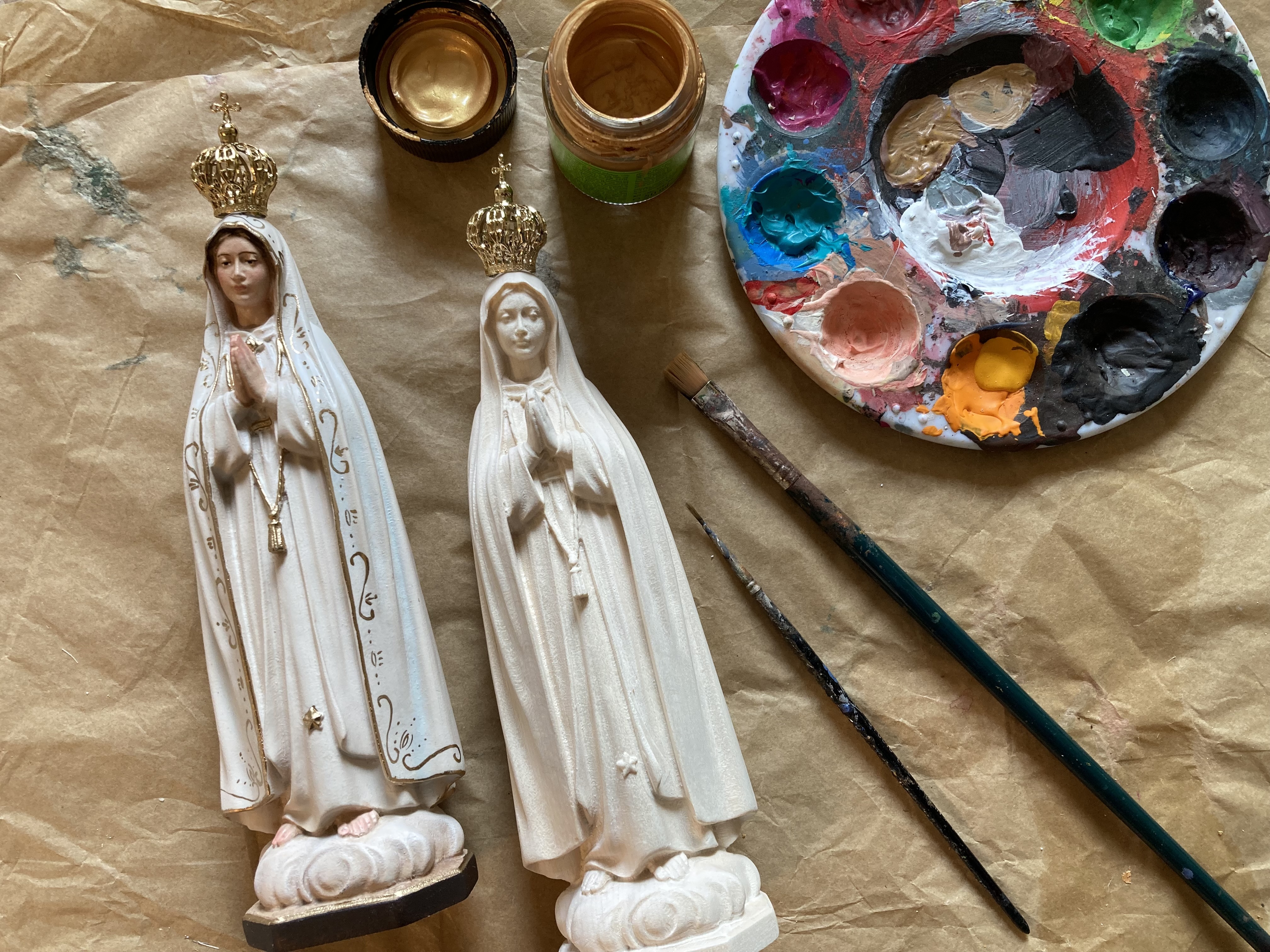 Madonna Fatima mit Krone, geschnitzte Holzfigur 