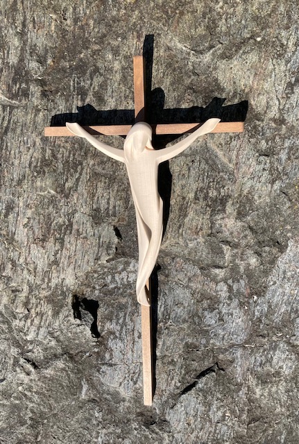 Christus am Kreuz modern, aus Holz geschnitzt, Modell Ambiente