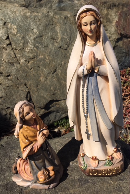 Madonna Lourdes aus Holz geschnitzt